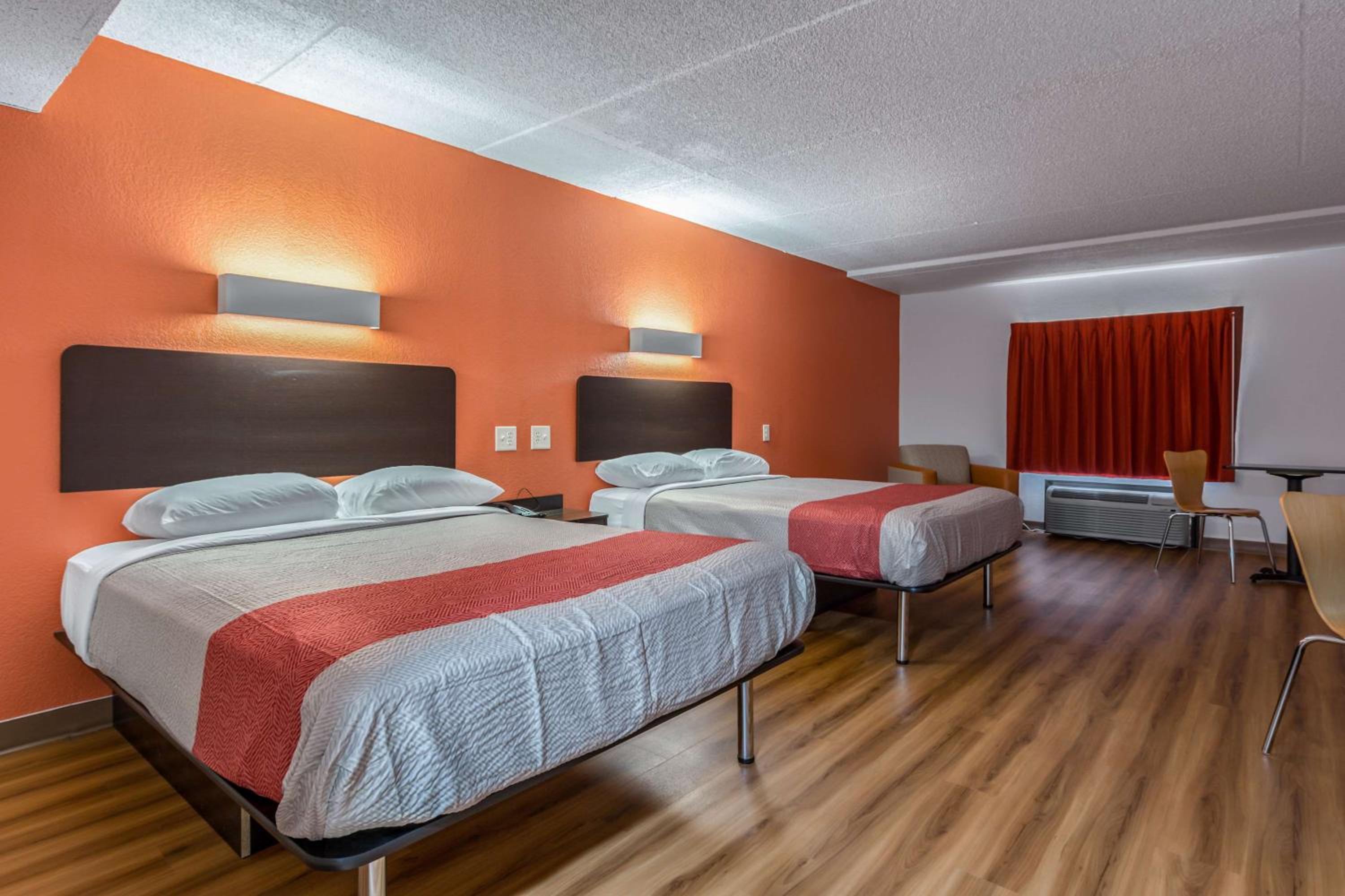 Queen Room with Two Queen Beds - Non-Smoking photo 2