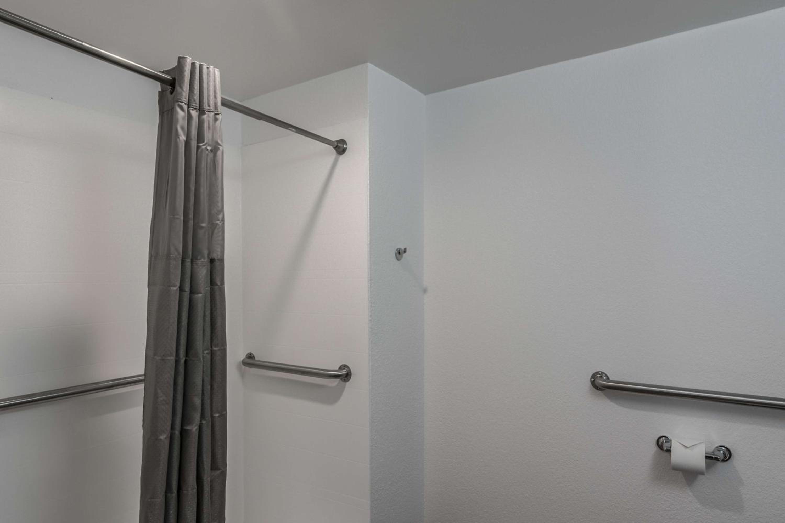 Modern Queen Room - Accessible/Non-Smoking photo 2