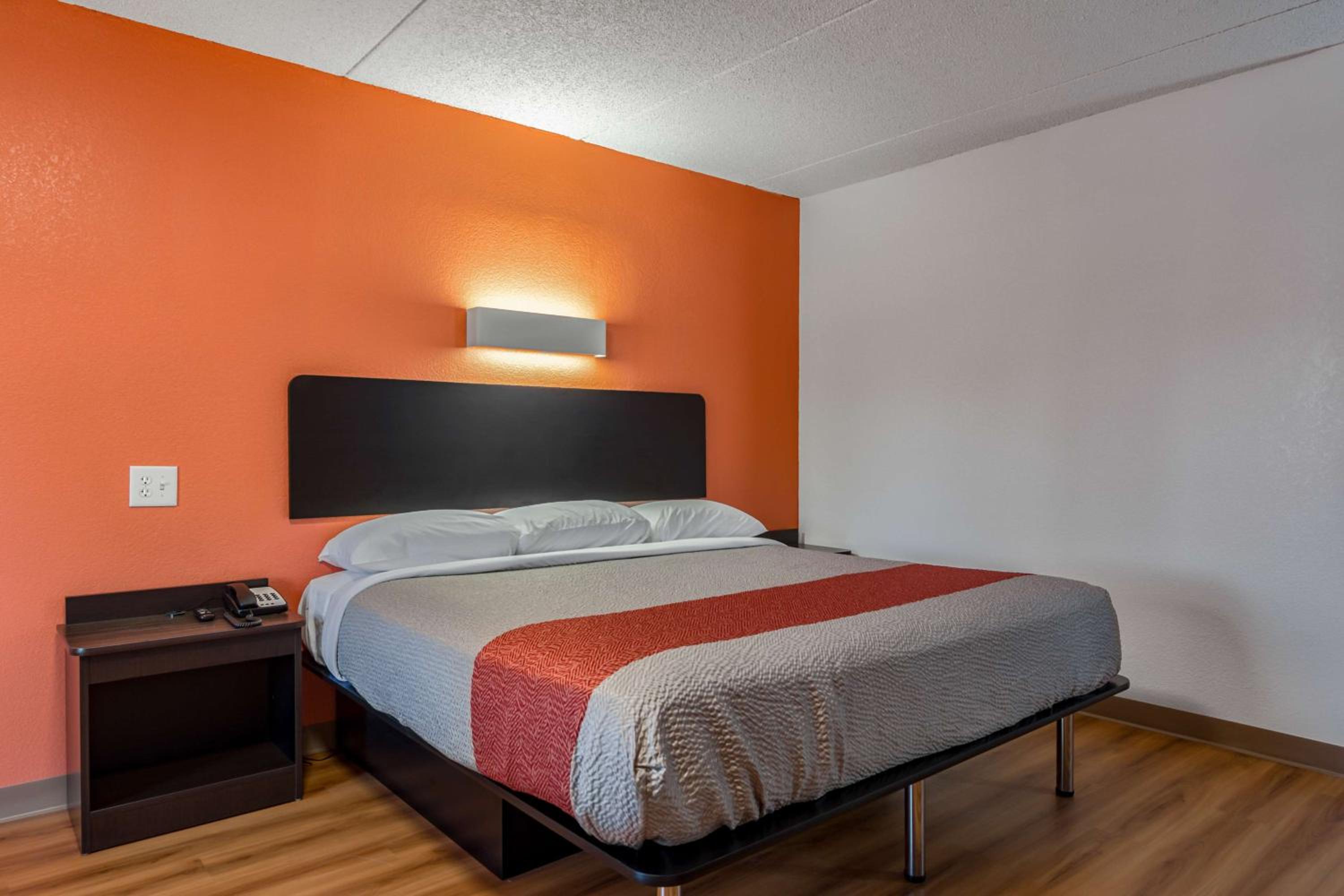 King Room - Non-Smoking photo 2
