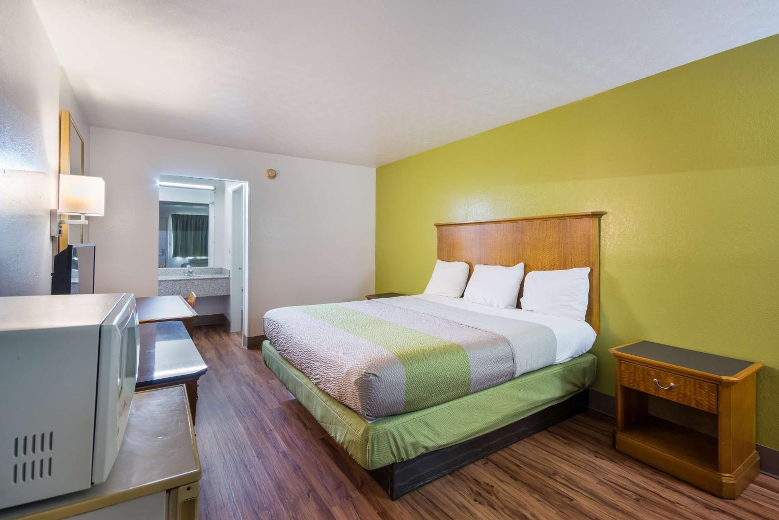 Deluxe Queen Room - Non-Smoking - Photo 6