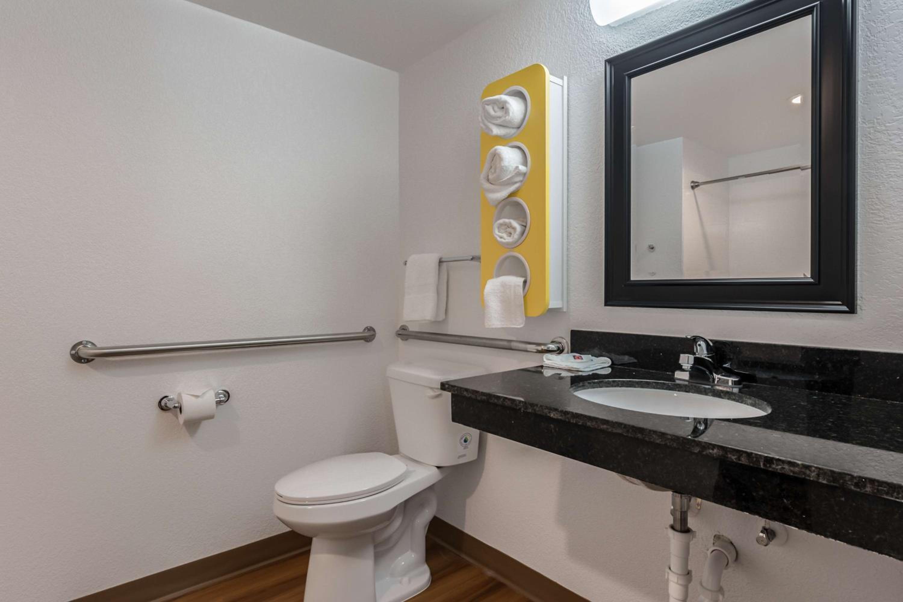 Modern Queen Room With Disability Access - Non-Smoking photo 2