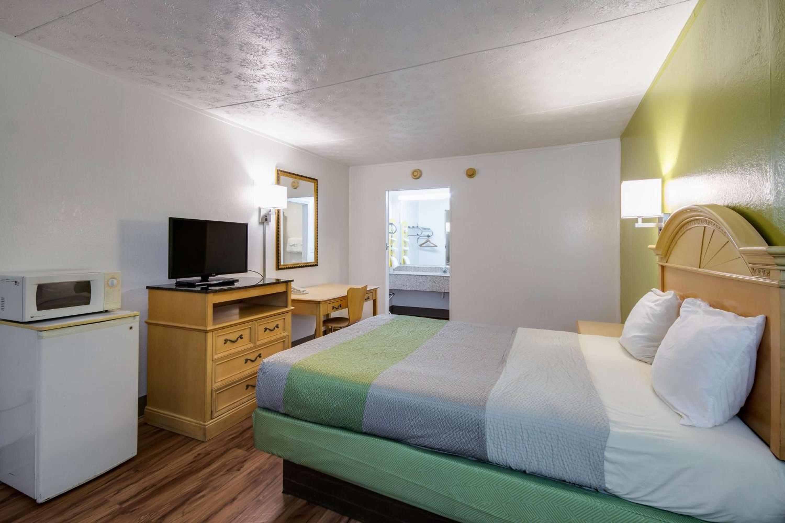 Deluxe Queen Room - Non-Smoking - Photo 2