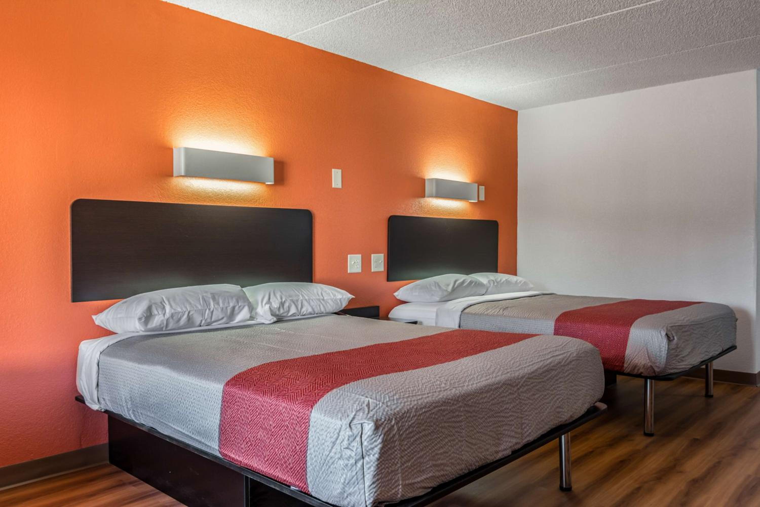 Queen Room with Two Queen Beds - Non-Smoking photo 1