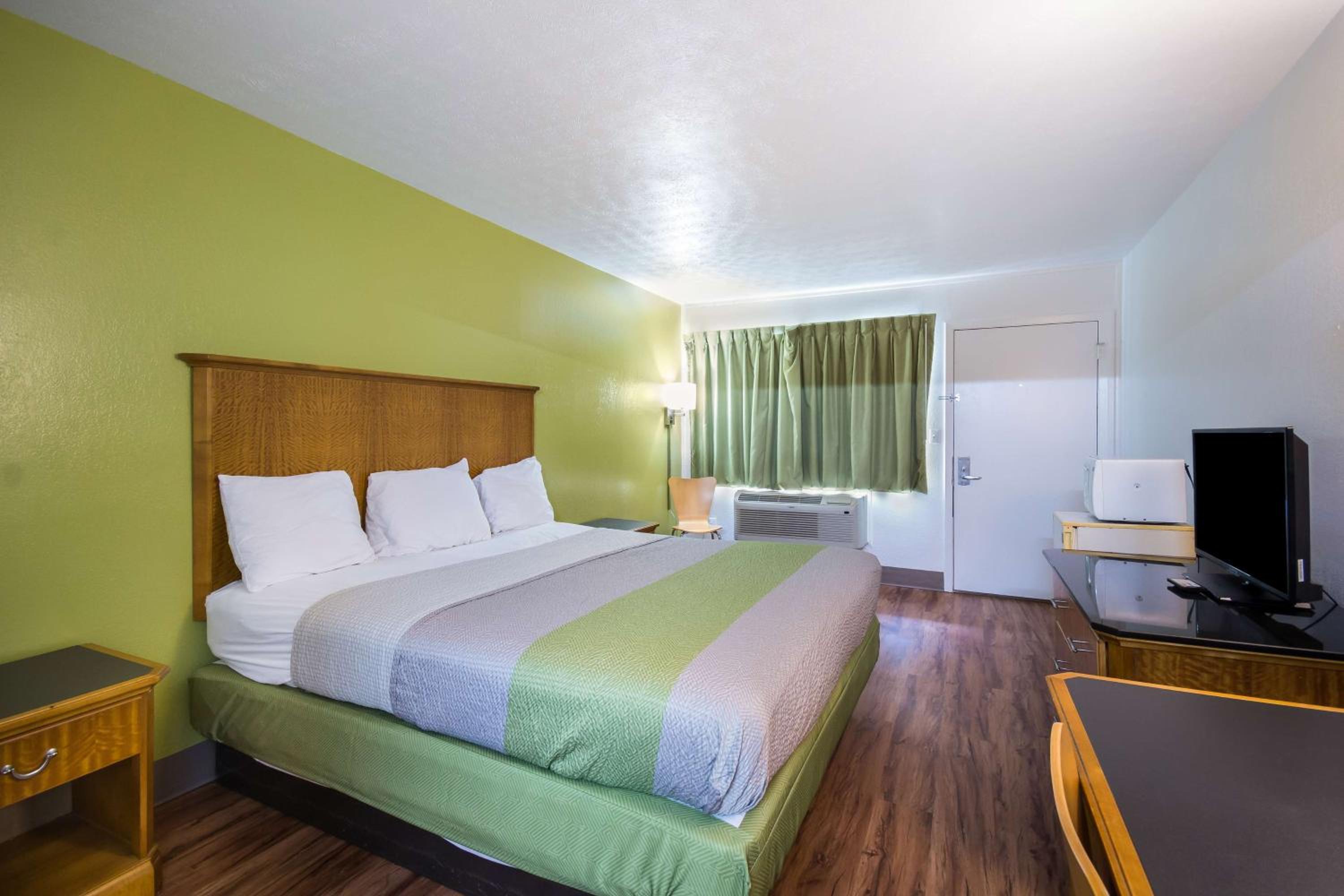 Deluxe Queen Room - Non-Smoking - Photo 1