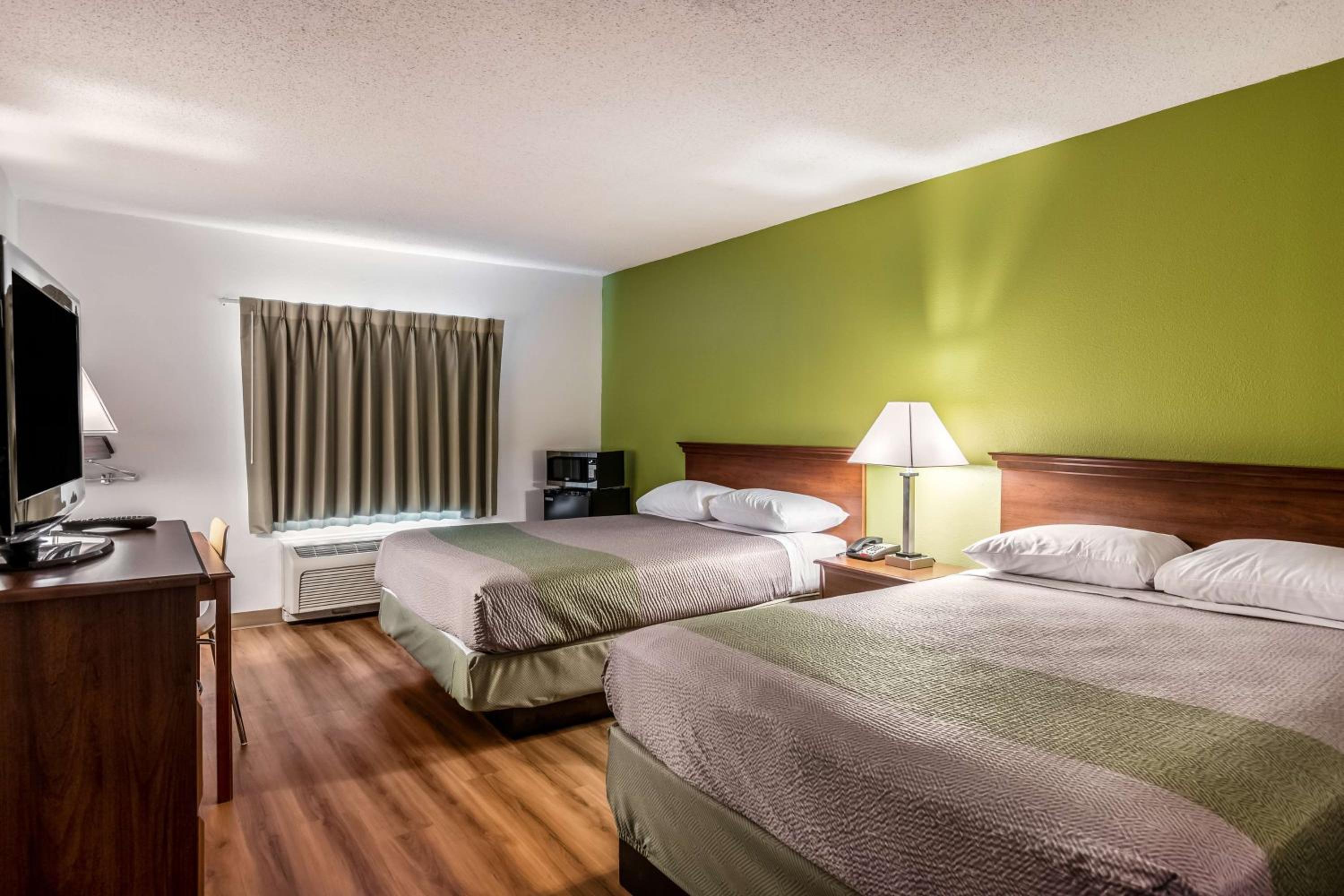 Deluxe Queen Room with Two Queen Beds - Non-Smoking photo 3