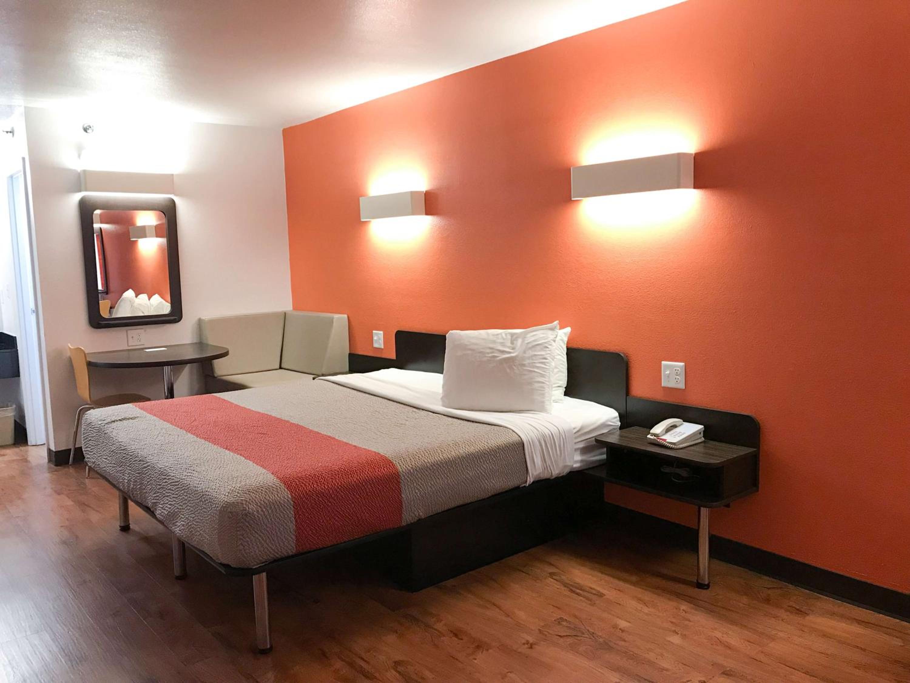 King Room - Non-Smoking - Photo 1