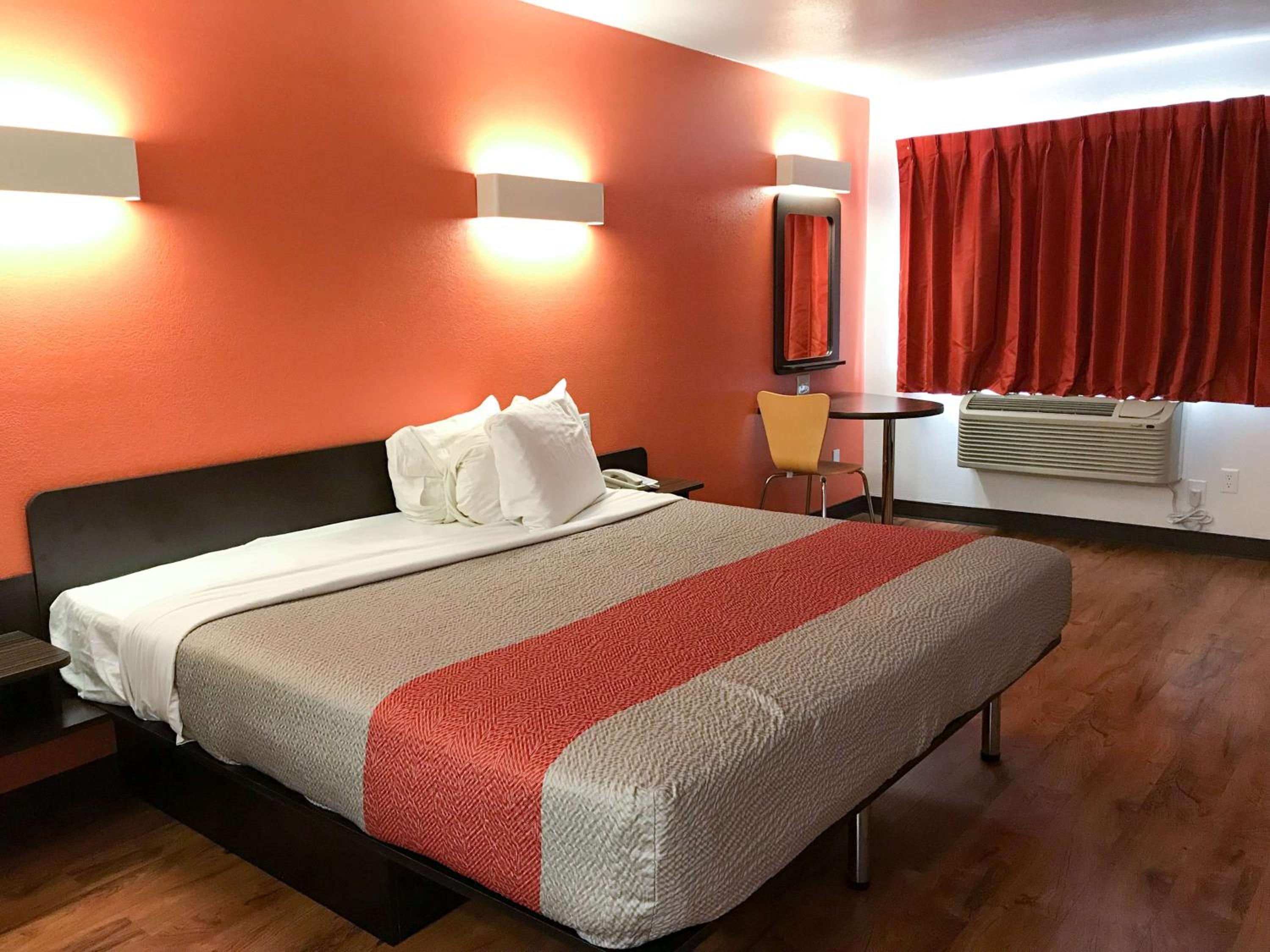 King Room - Non-Smoking - Photo 4