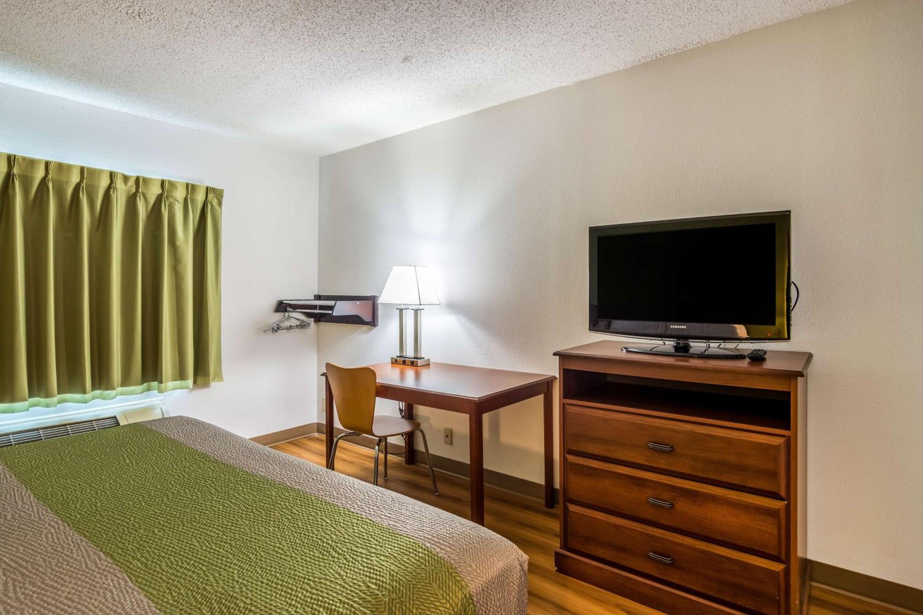 Deluxe Queen Room - Non-Smoking