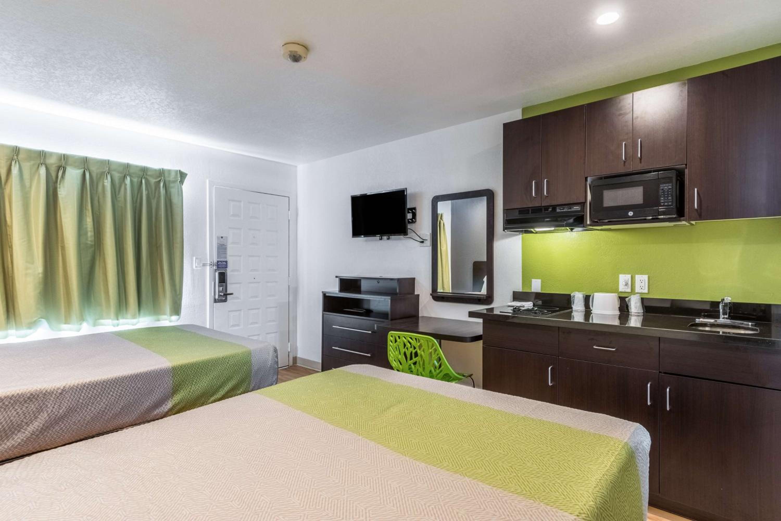 Quadruple Room - Disability Access - Non-Smoking photo 3