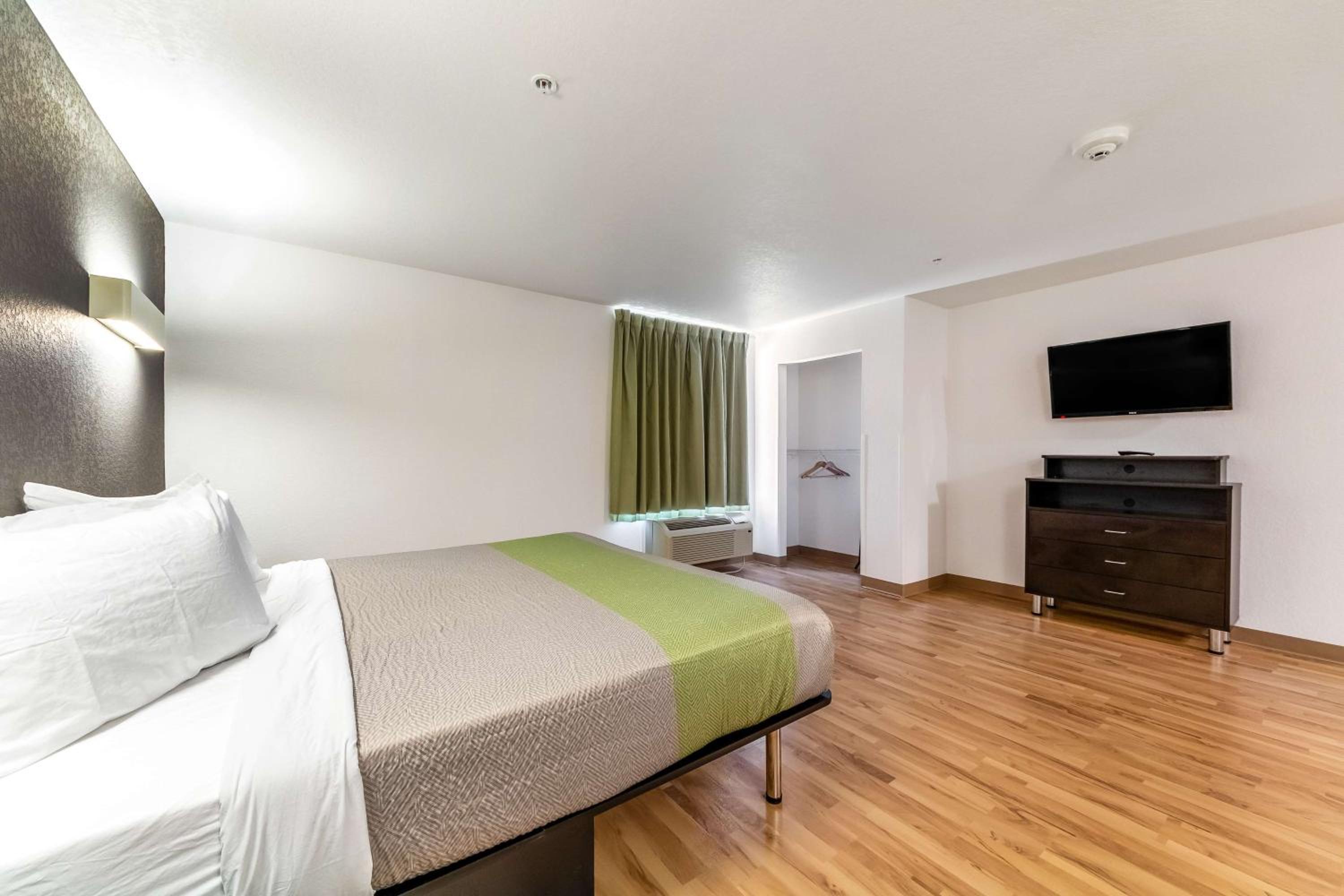 Deluxe King Room - Non-Smoking photo 1