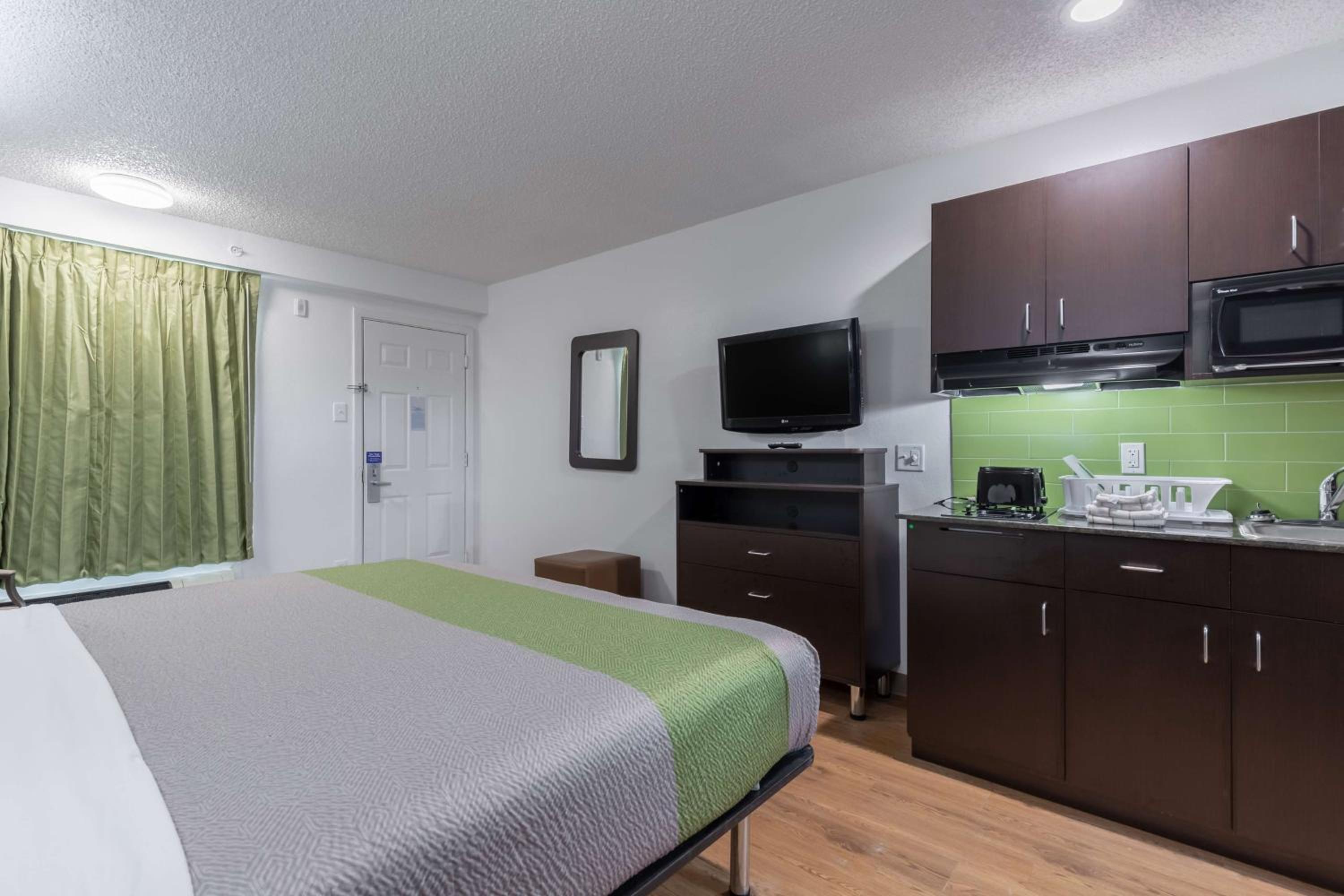 King Room with Roll-in Shower - Disability Access - Non-Smoking photo 1