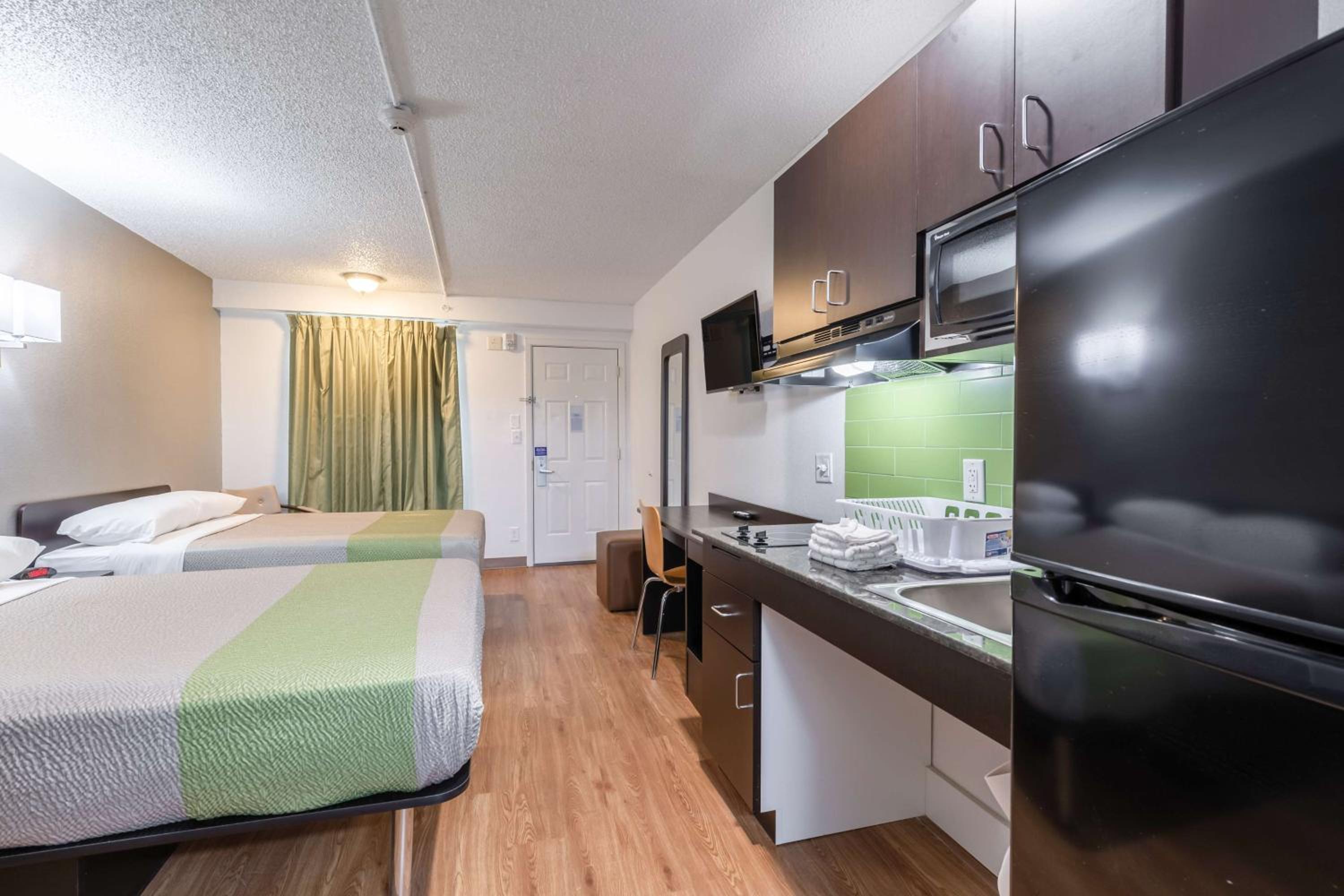 Quadruple Room - Non-Smoking photo 2