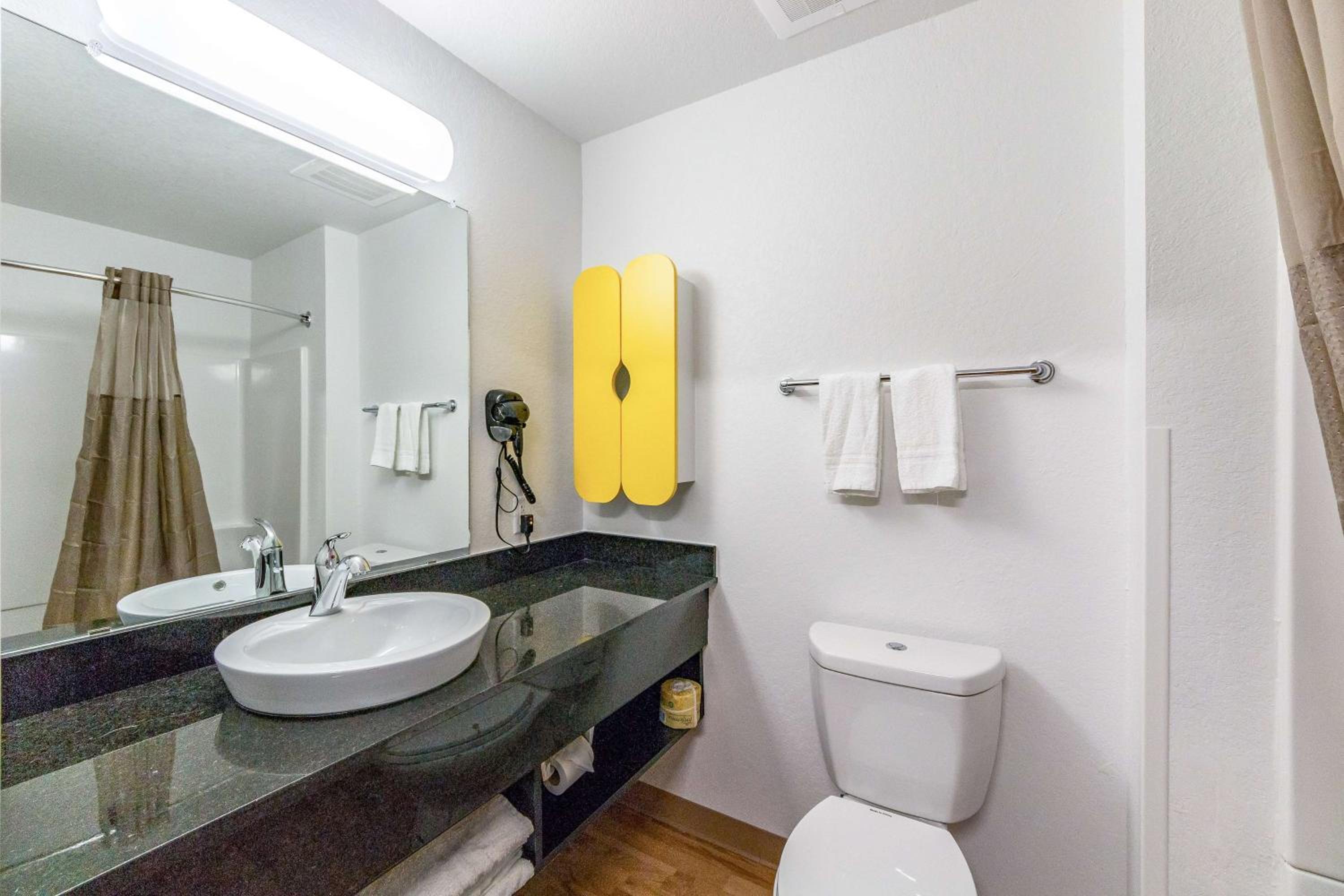 Deluxe King Room - Non-Smoking photo 3