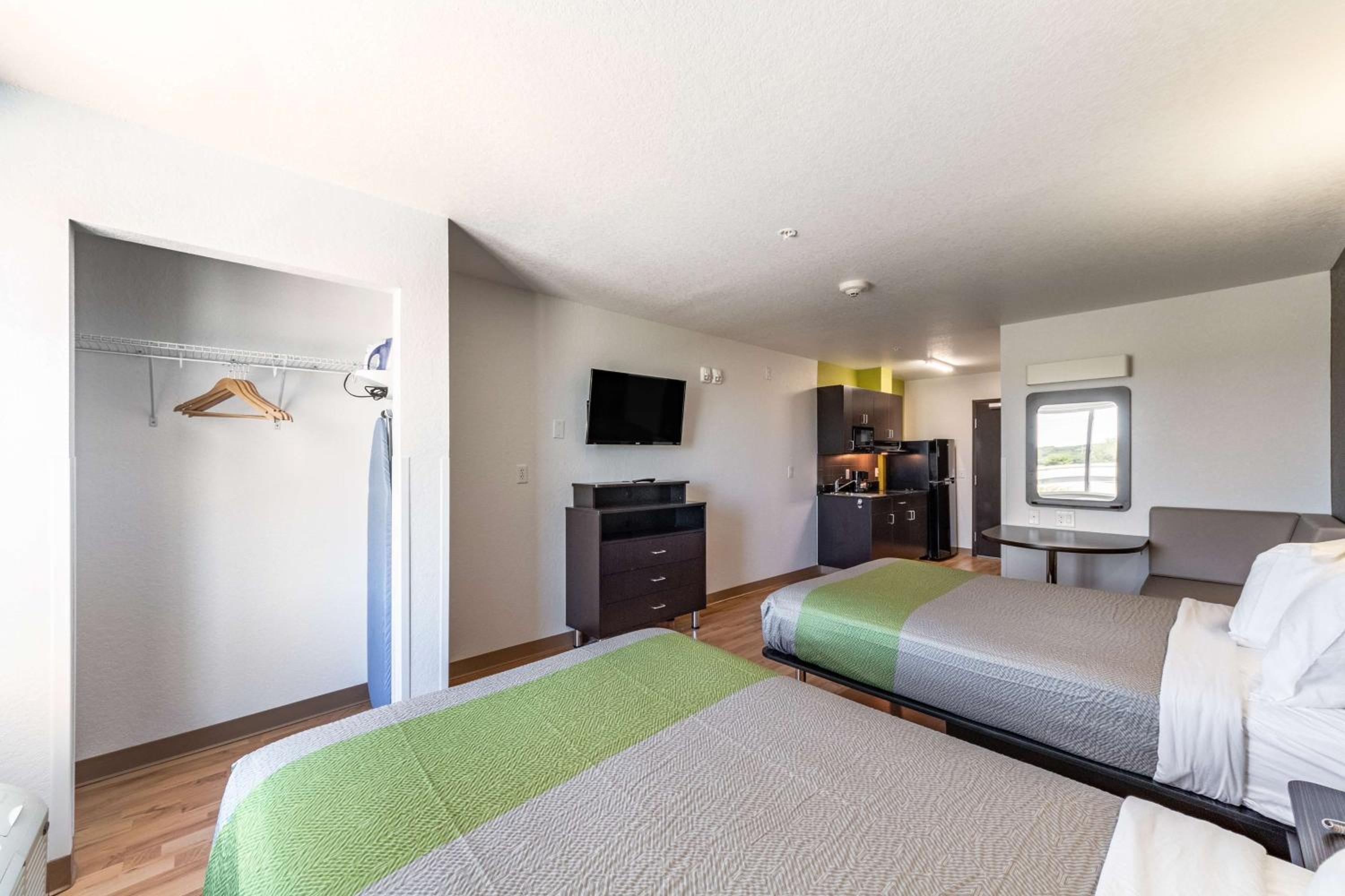 Quadruple Room - Disability Access - Non-Smoking photo 3