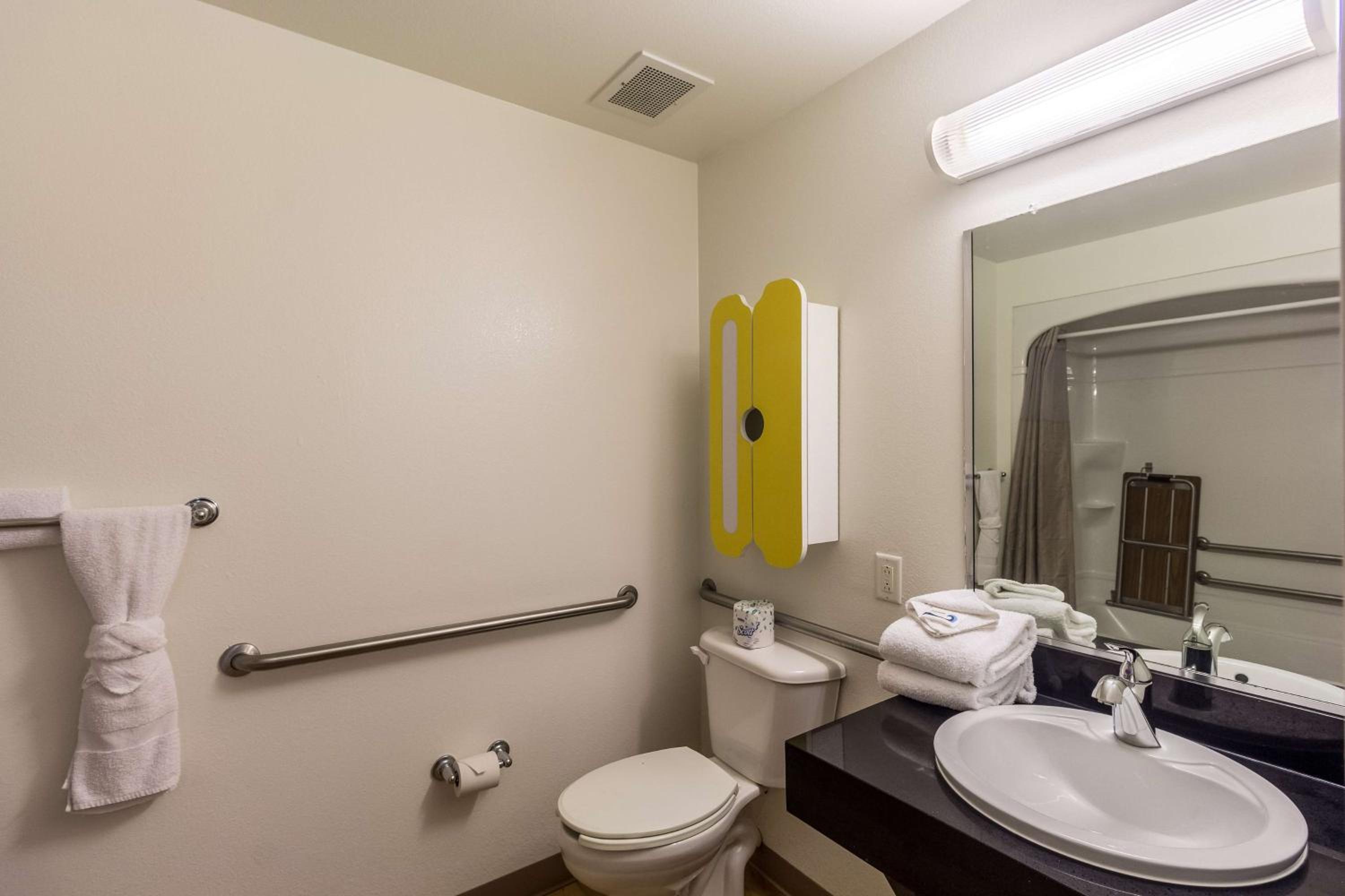 Queen Room - Disability Access - Non-Smoking