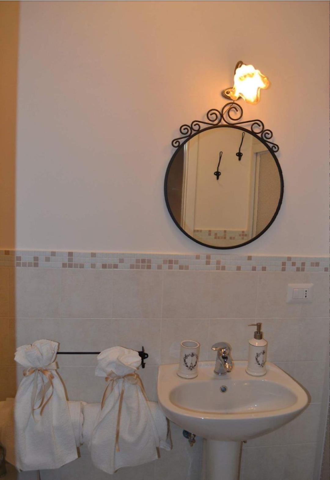 Standard Double Room - Photo 13