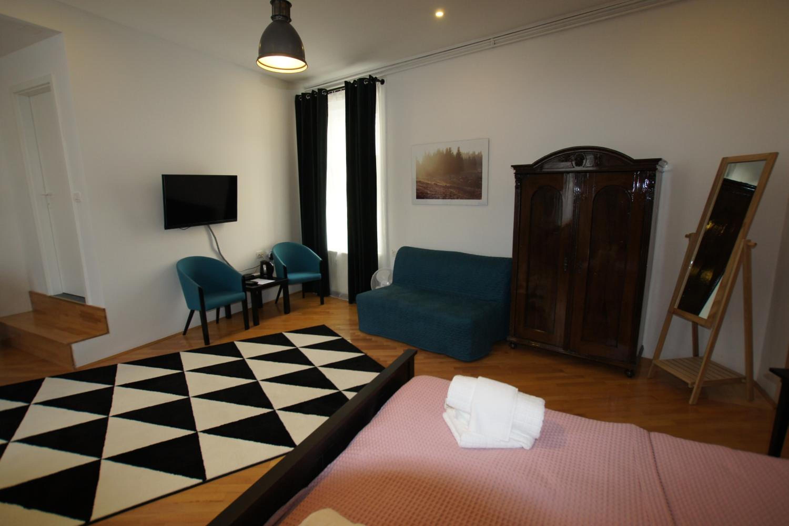 Suite - Photo 10