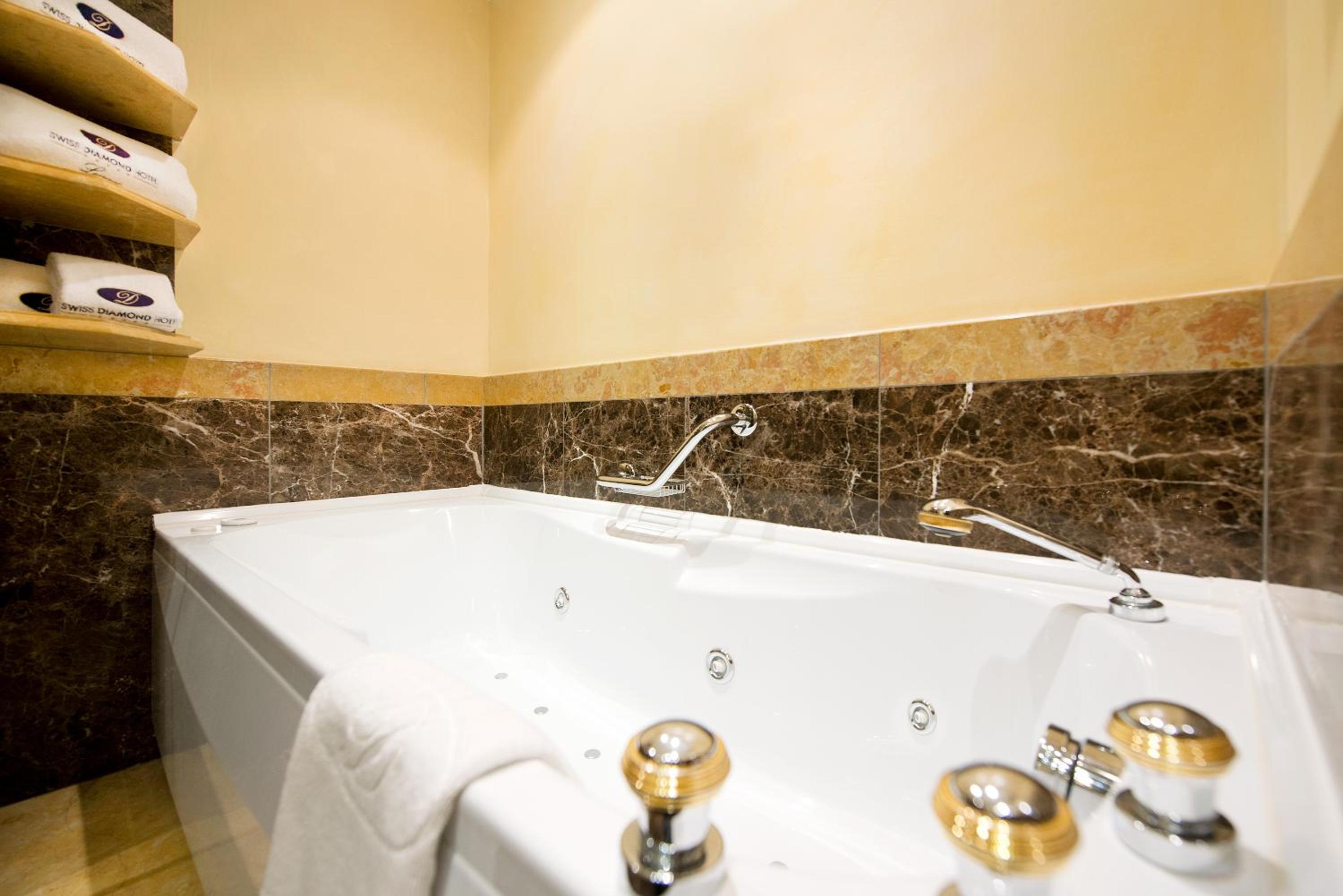 Deluxe Suite with Lake View - Photo 7