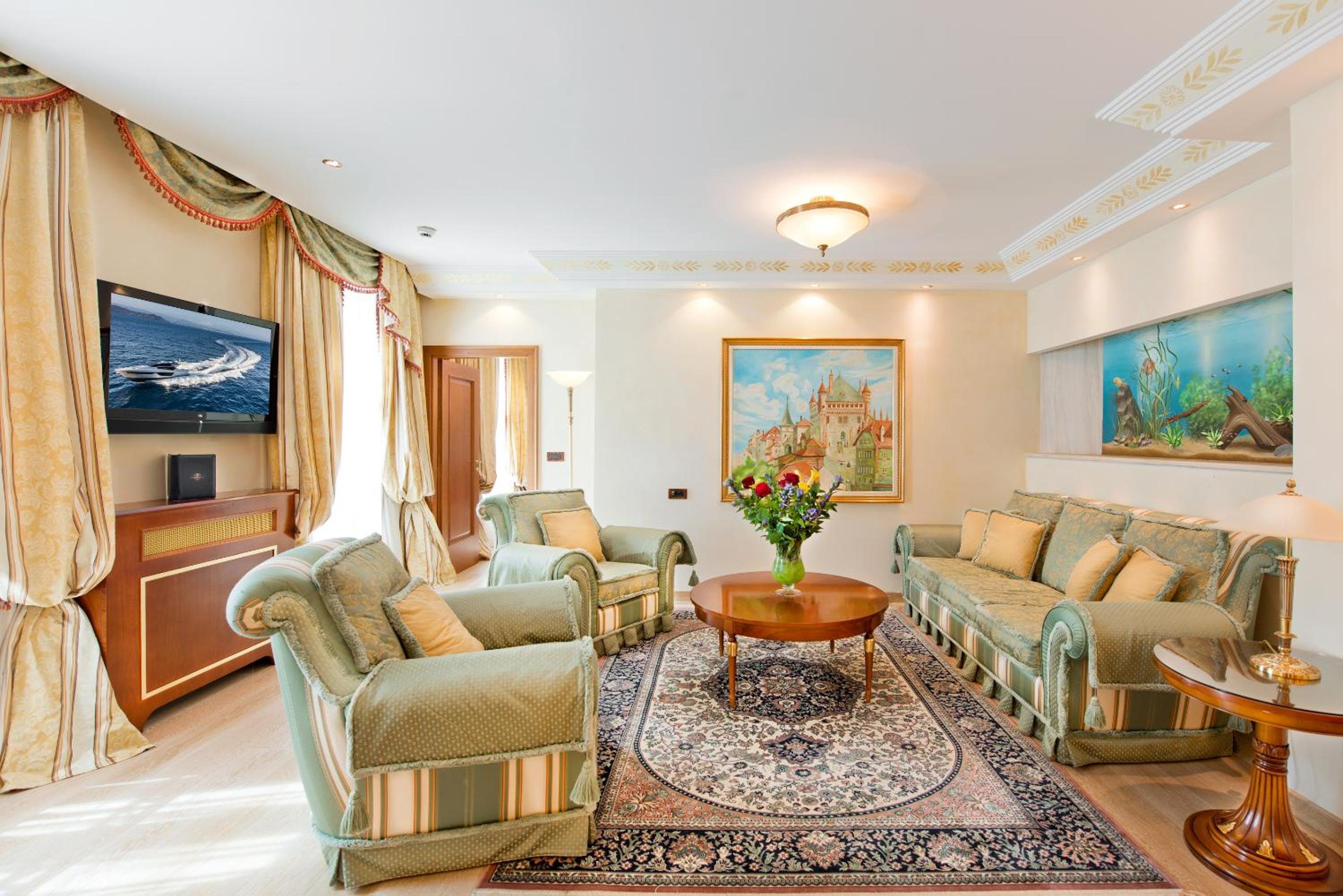 Deluxe Suite with Lake View - Photo 8