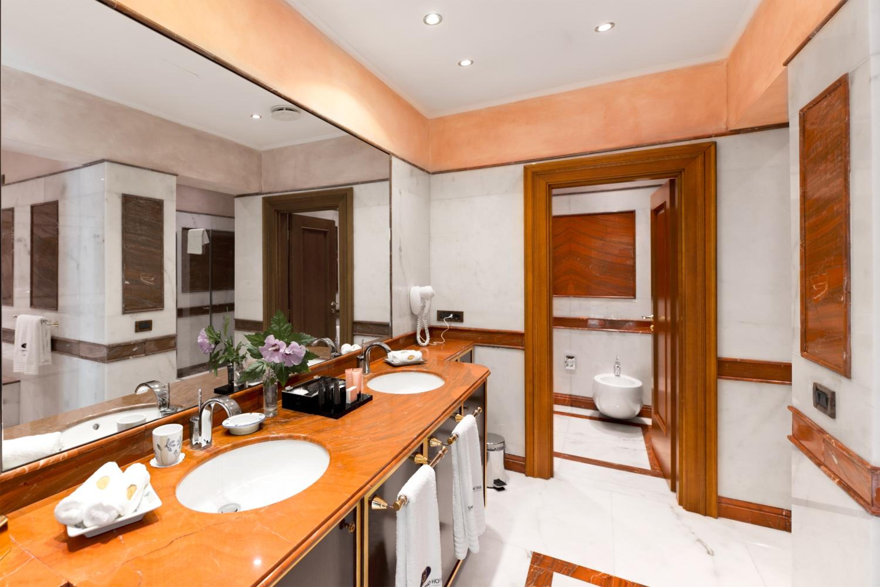 Deluxe Suite with Lake View - Photo 9
