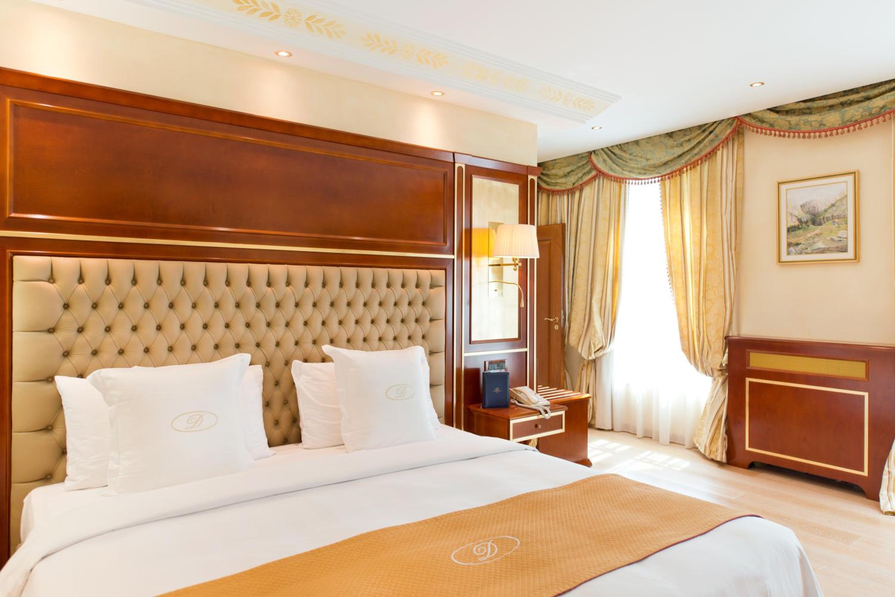 Deluxe Suite with Lake View - Photo 6