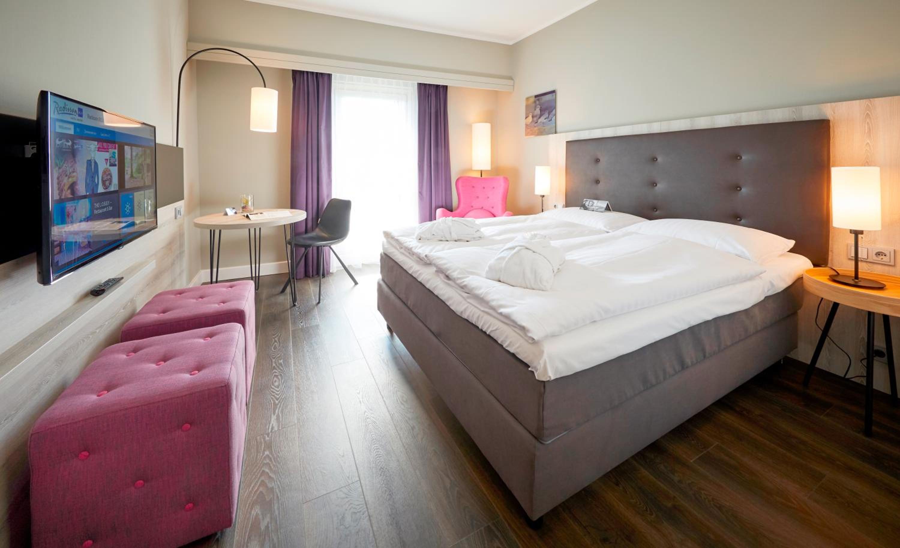 Standard Room with Atrium View thumbnail 6