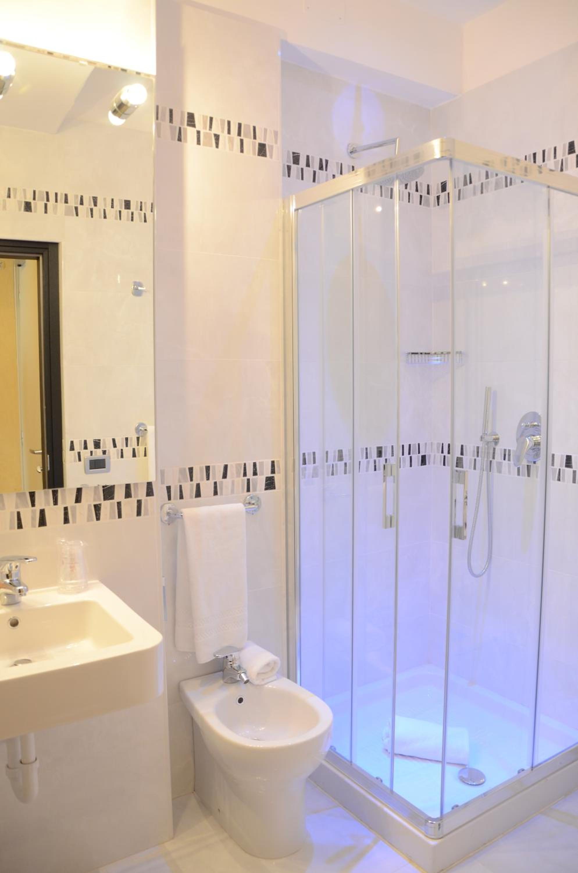 Double Room - Photo 7