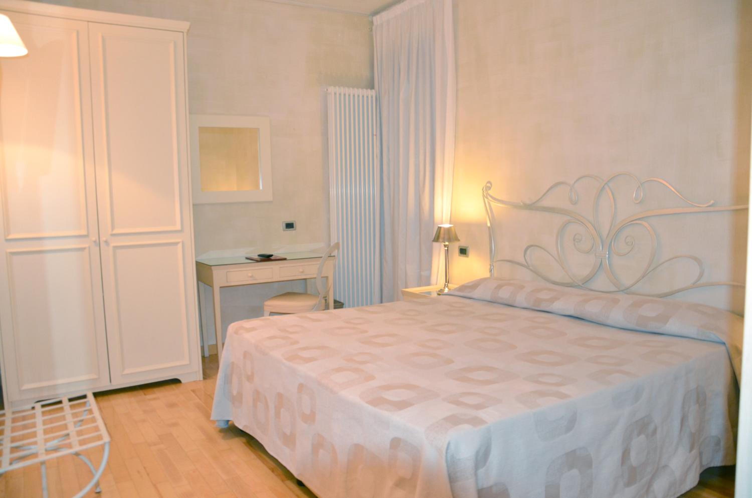Double Room - Photo 8