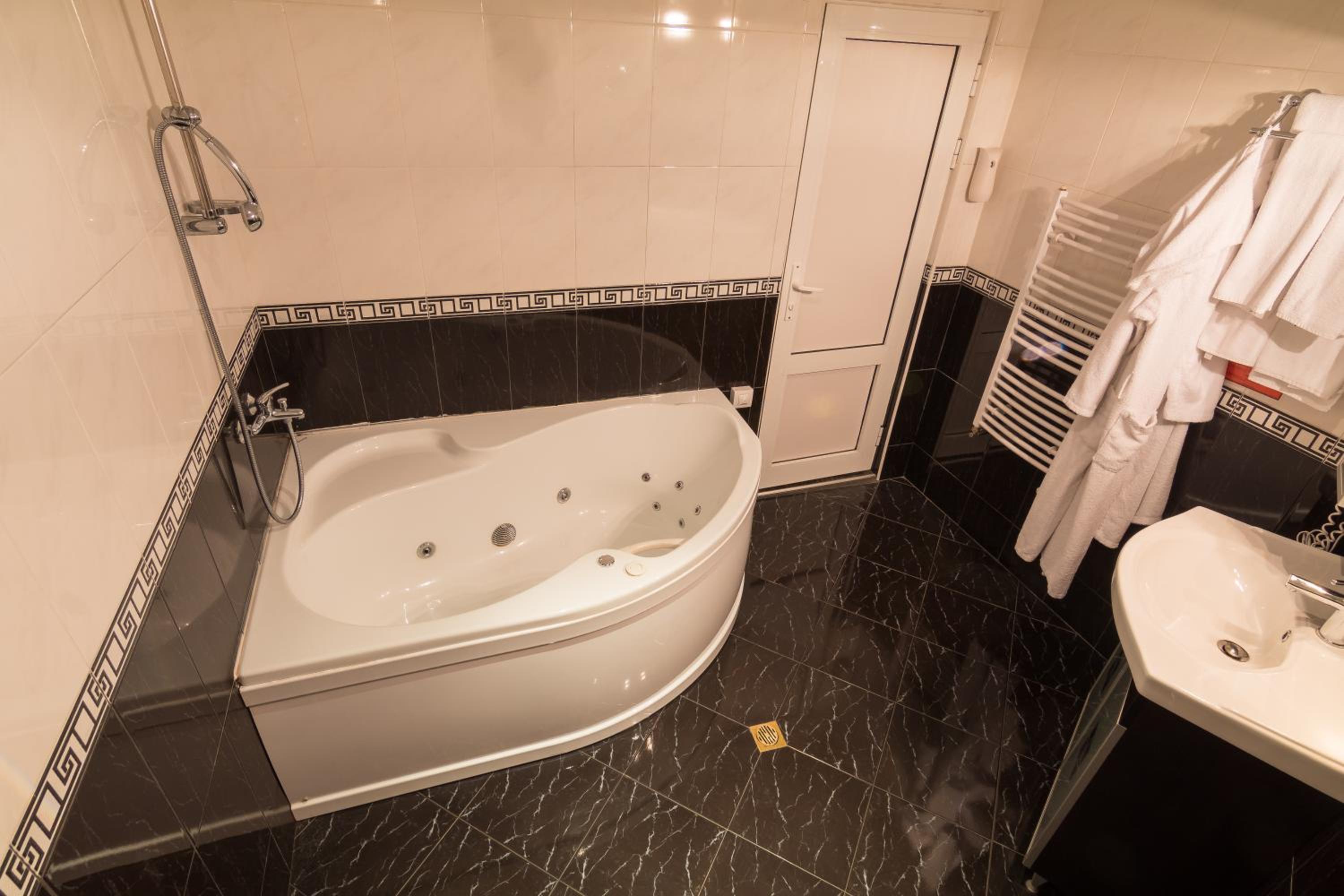 Junior Suite with Jacuzzi Bath photo 3
