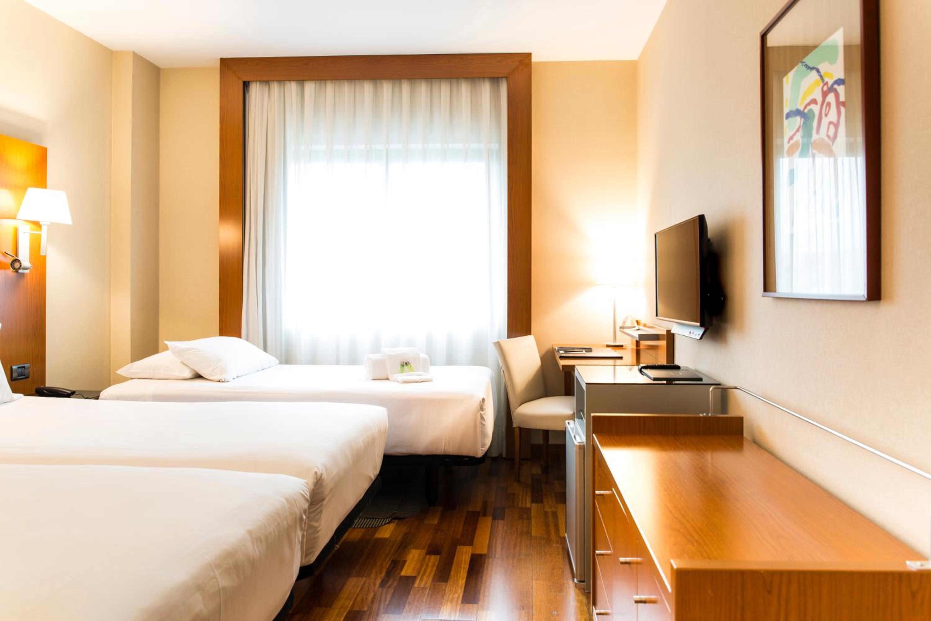 Twin Room with Extra Bed - Photo 2