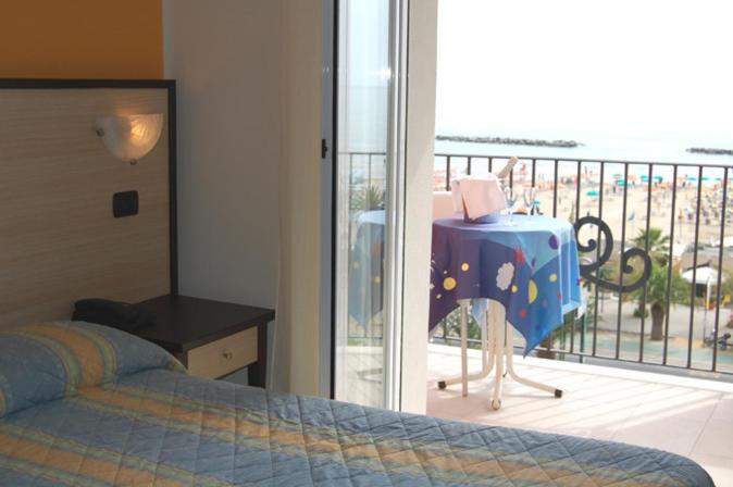 Double Room with Balcony and Sea View photo 3