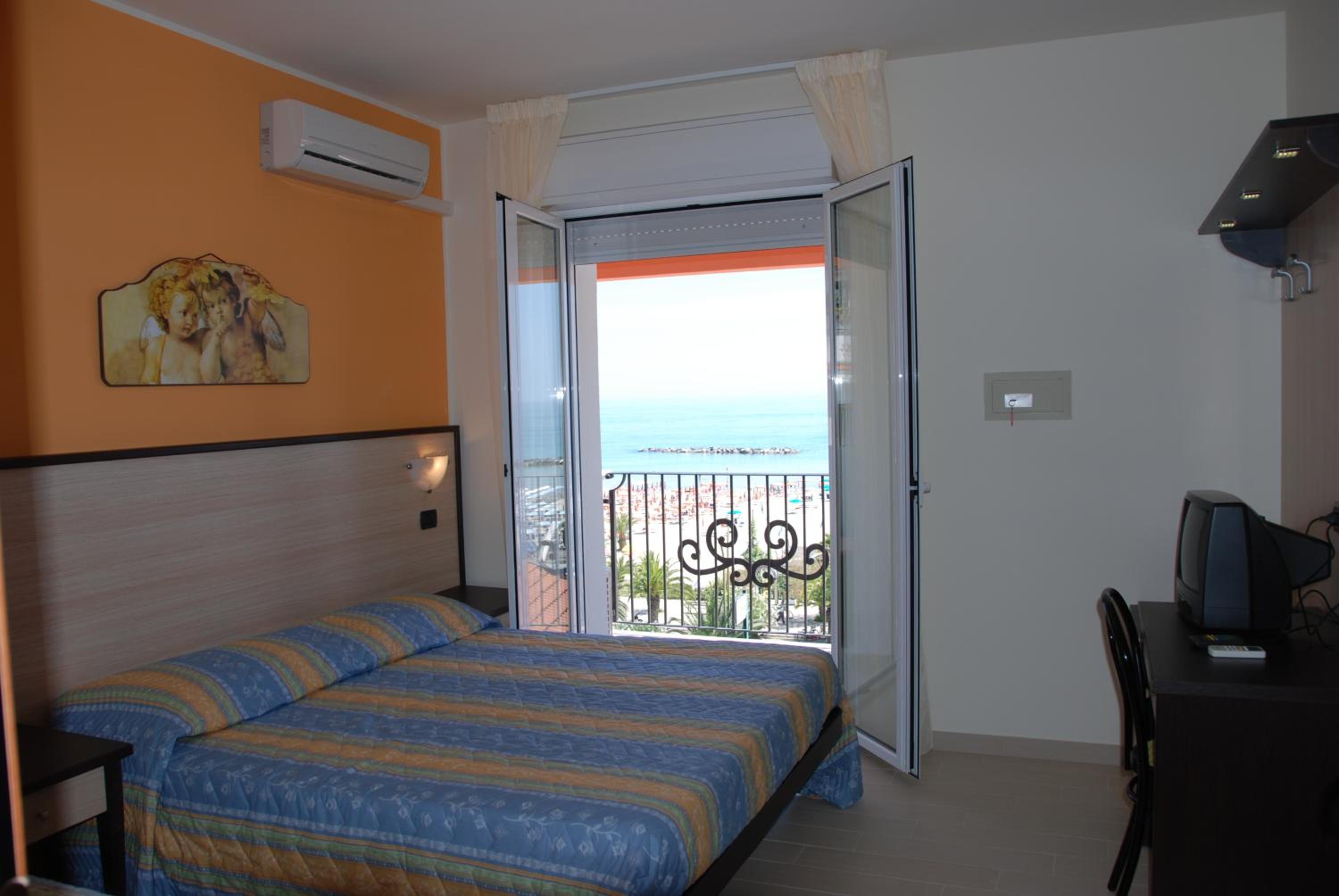 Double Room with Balcony and Sea View photo 2