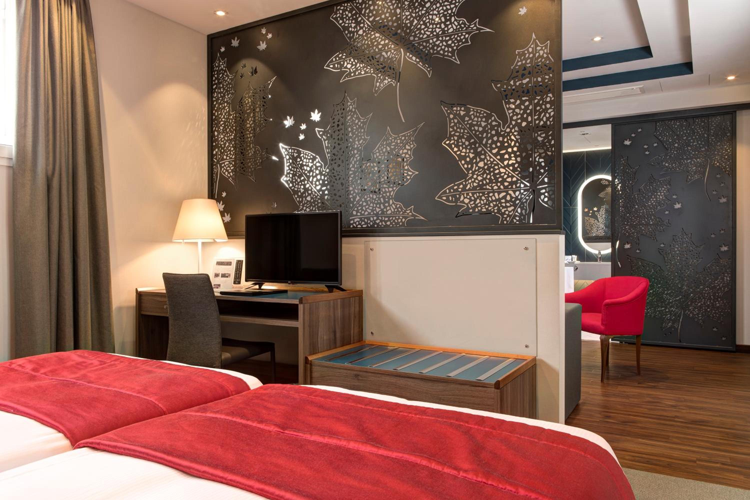 Deluxe Double Room thumbnail 5