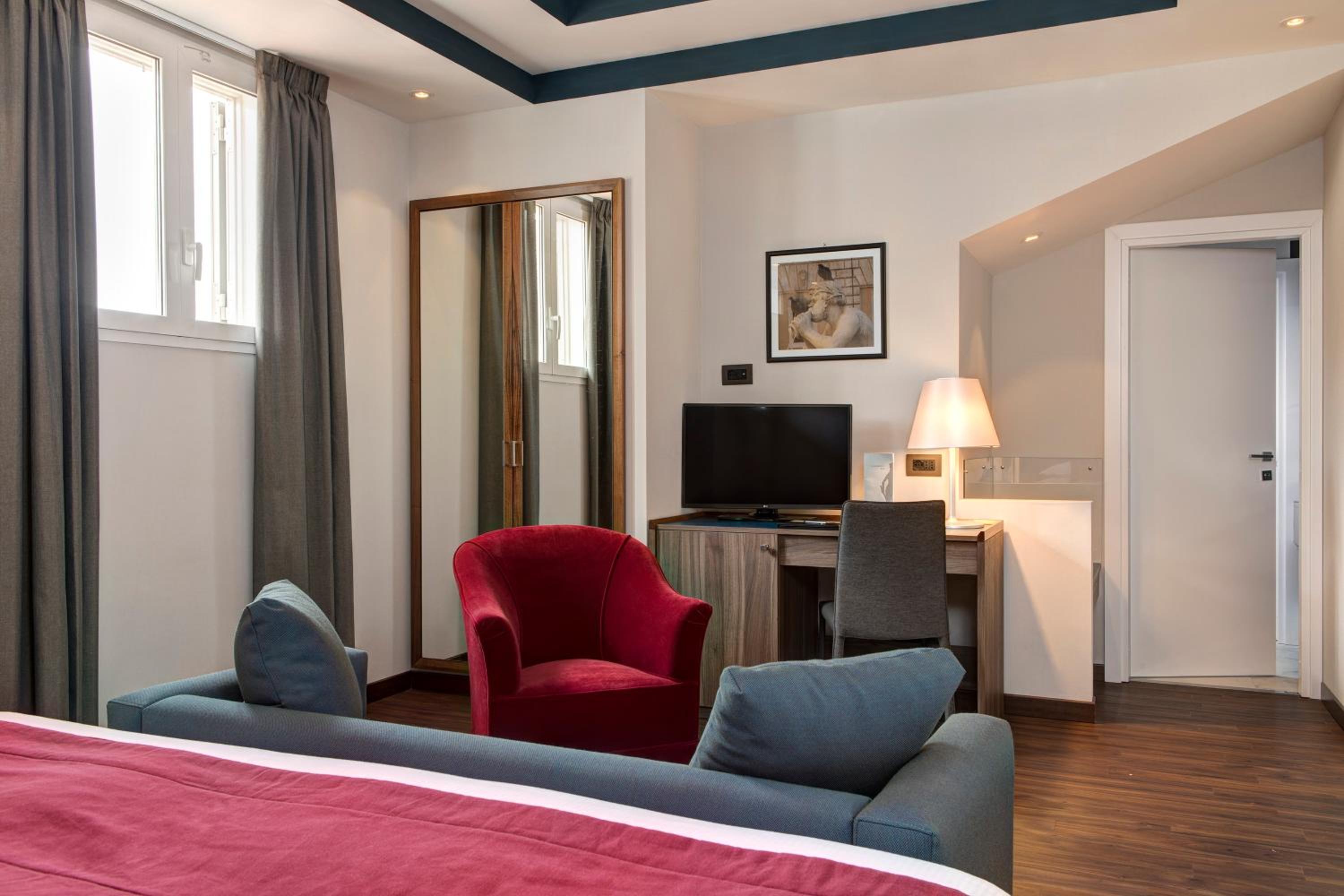 Superior Triple Room thumbnail 6