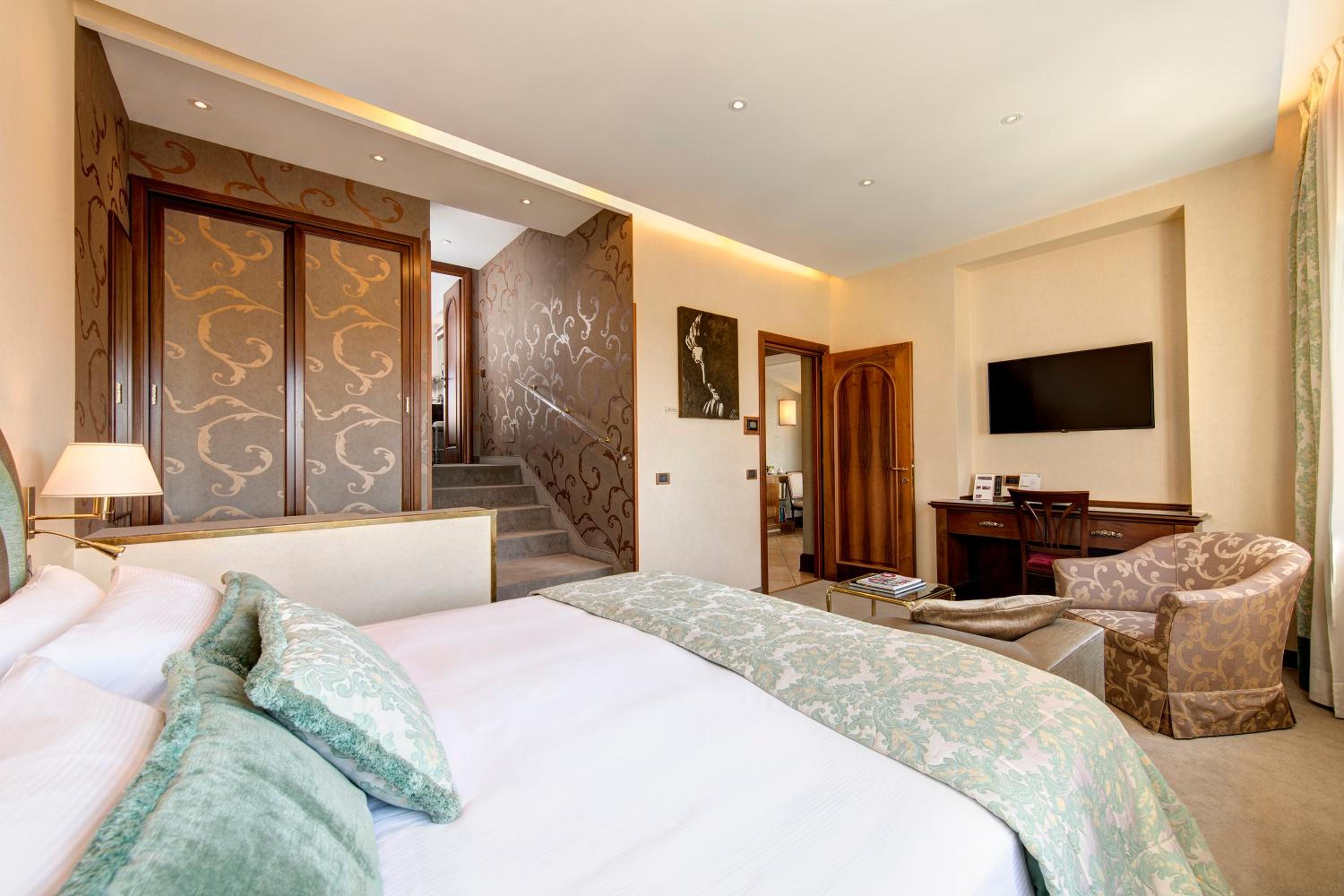 Suite with Terrace thumbnail 5