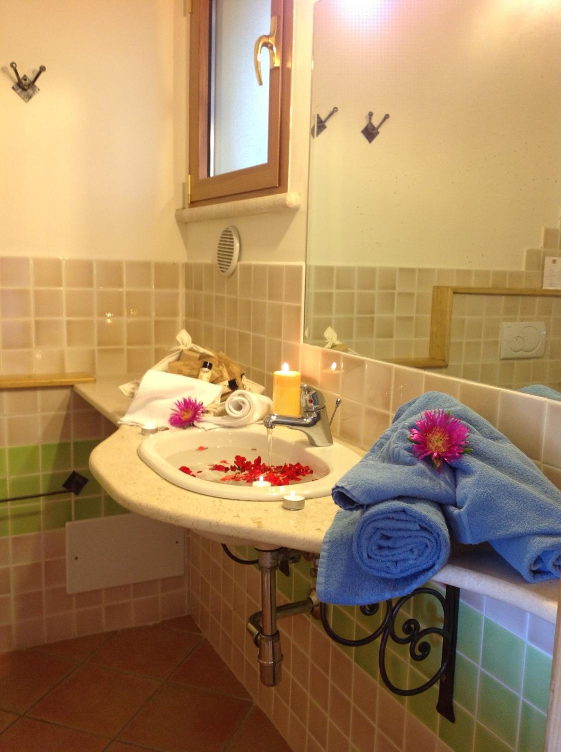 Superior Double Room with Lake View - Photo 13
