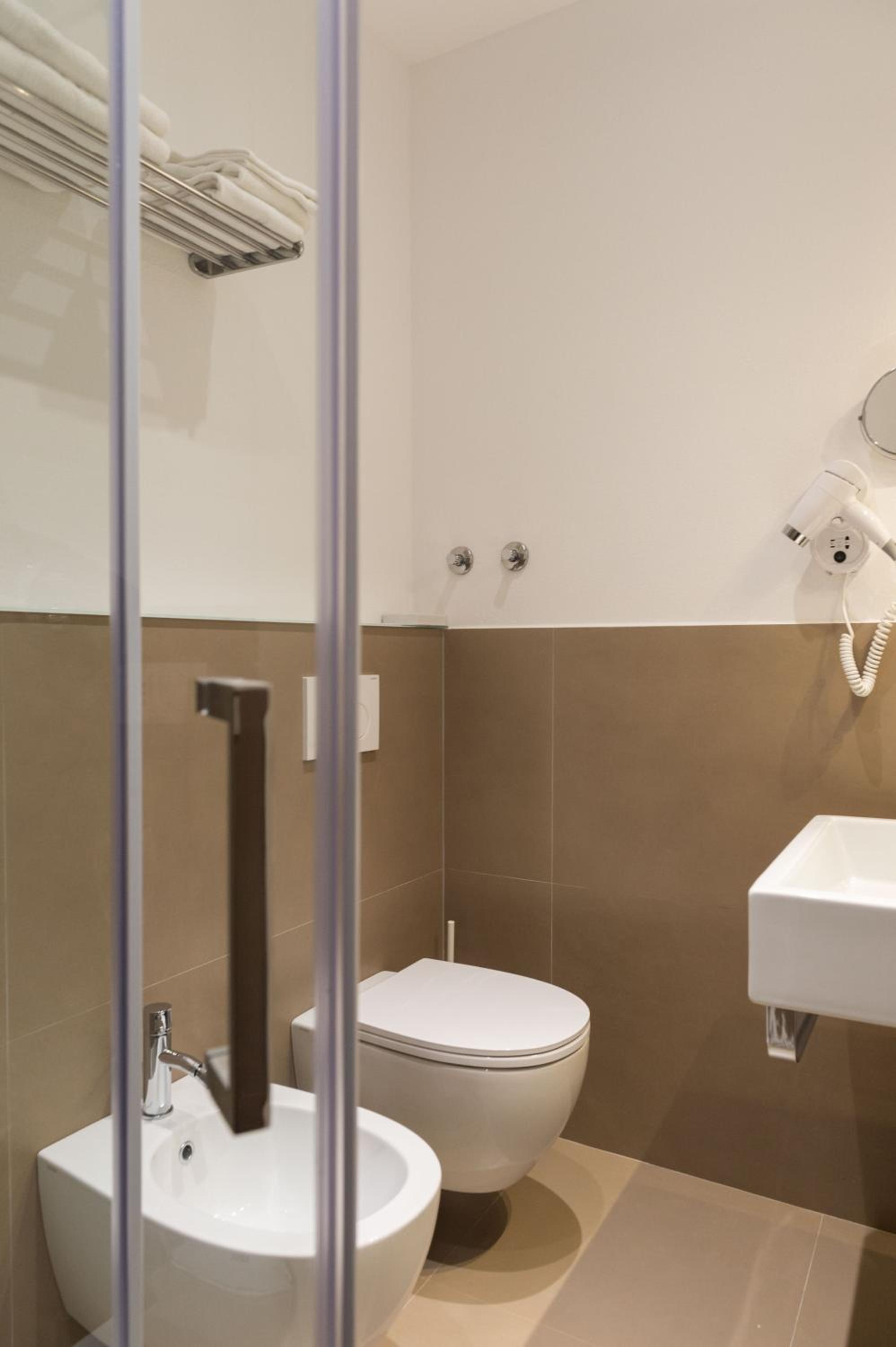 Double or Twin Room with Sea View - Photo 5