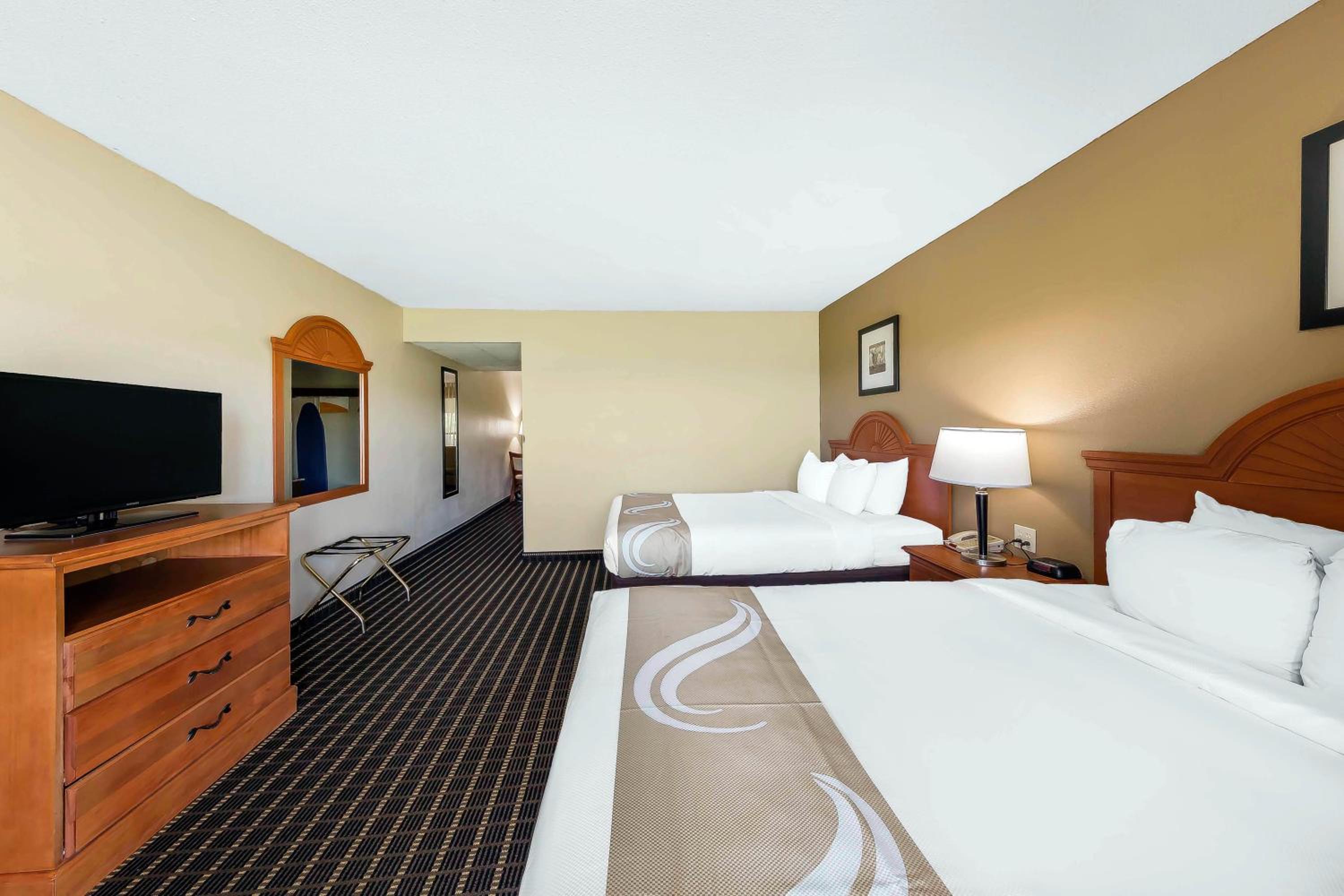 Standard Room with King and Queen Bed - Non-Smoking - Photo 1