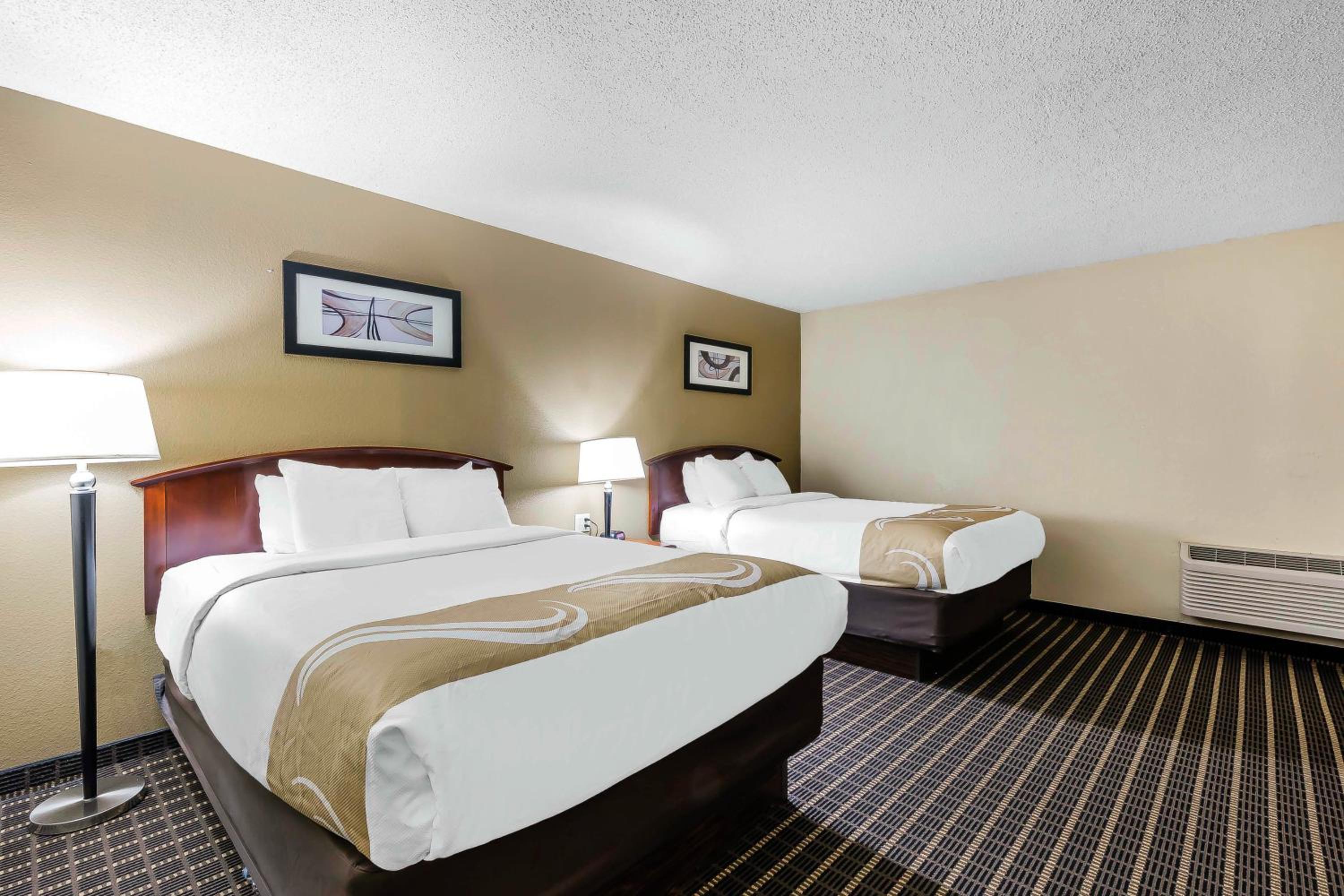 Standard Room with King and Queen Bed - Non-Smoking - Photo 4