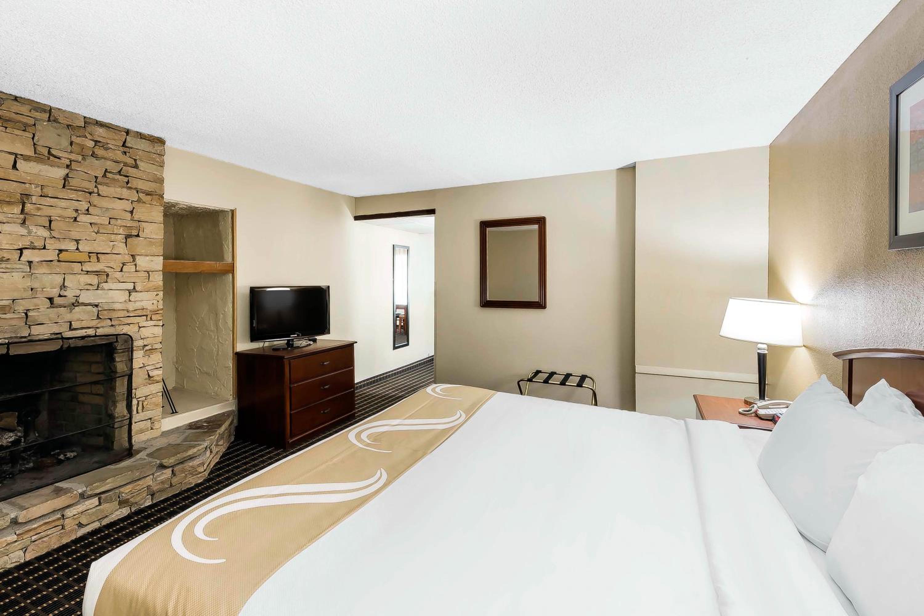 King Room - Non-Smoking - Photo 2