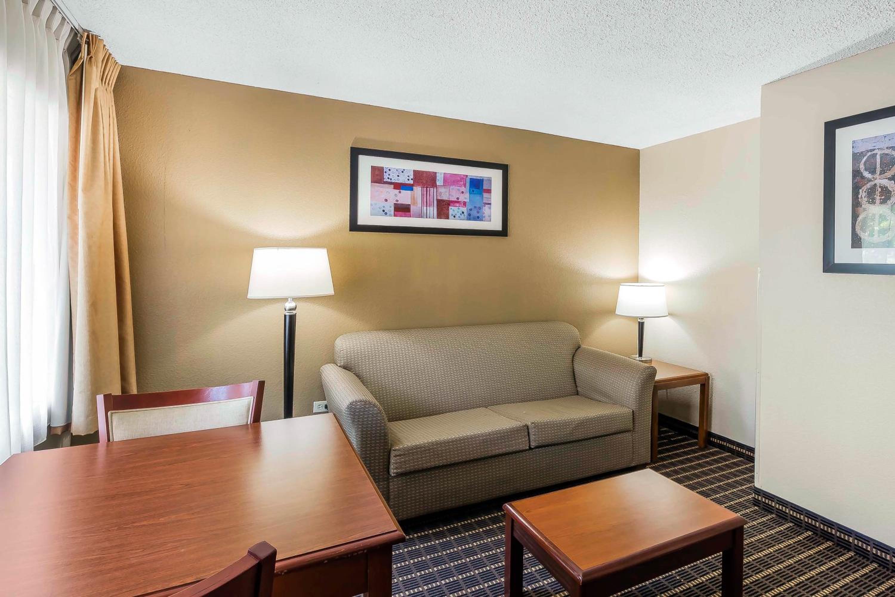 Queen Room with Two Queen Beds - Non-Smoking/Pet Friendly - Photo 4