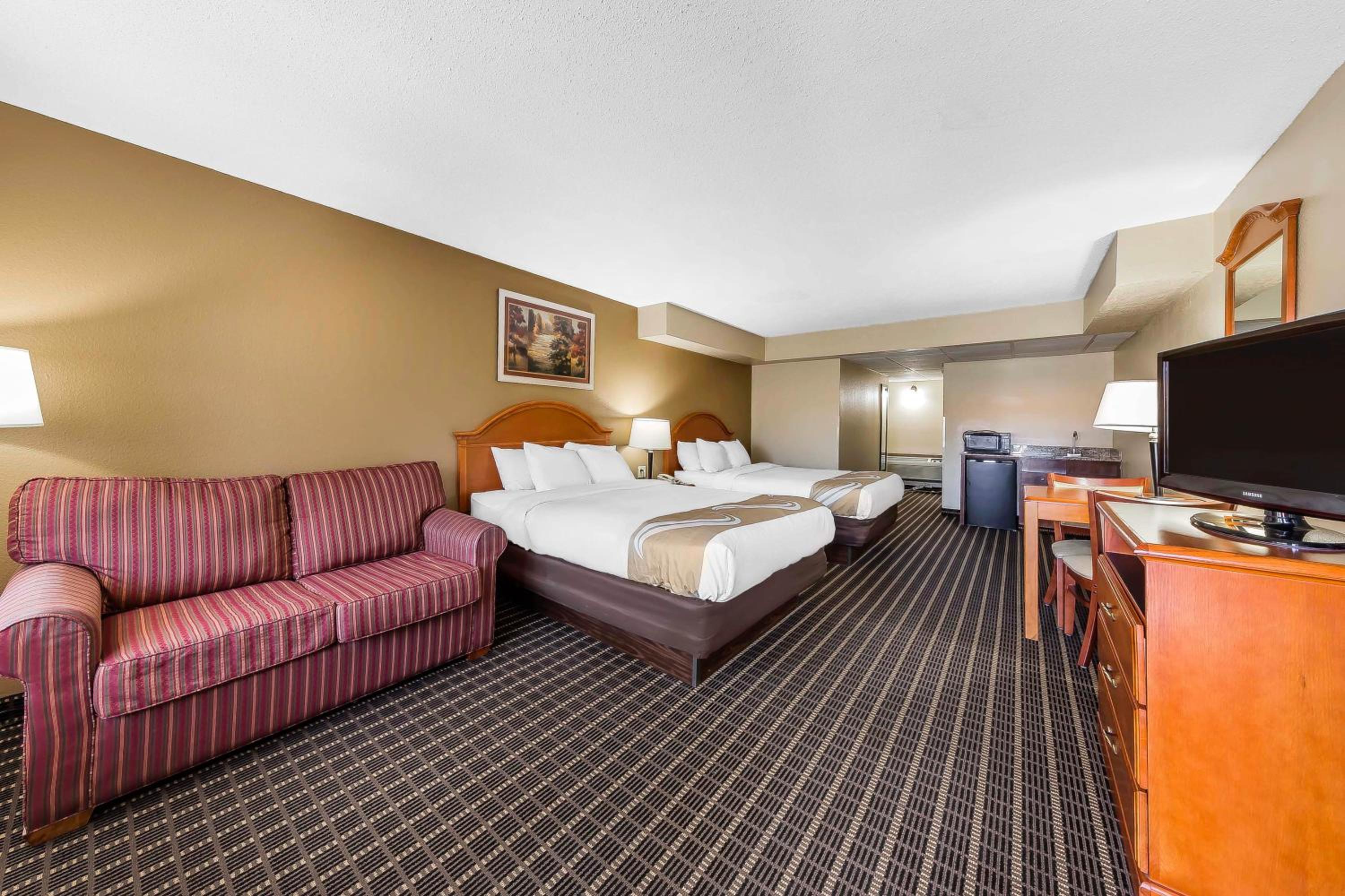 Queen Room with Two Queen Beds - Non-Smoking/Pet Friendly - Photo 3