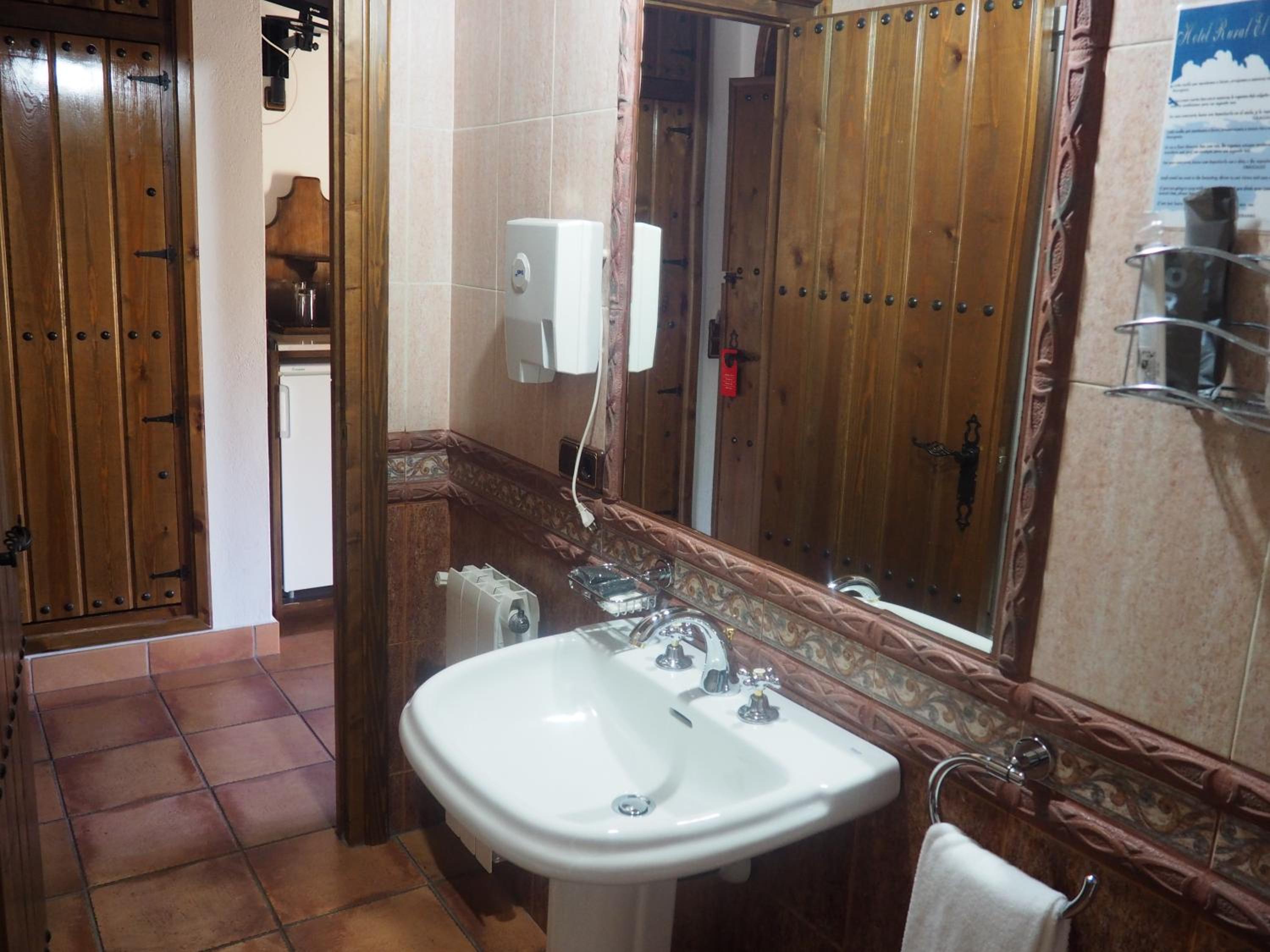 Standard Twin Room - Photo 2