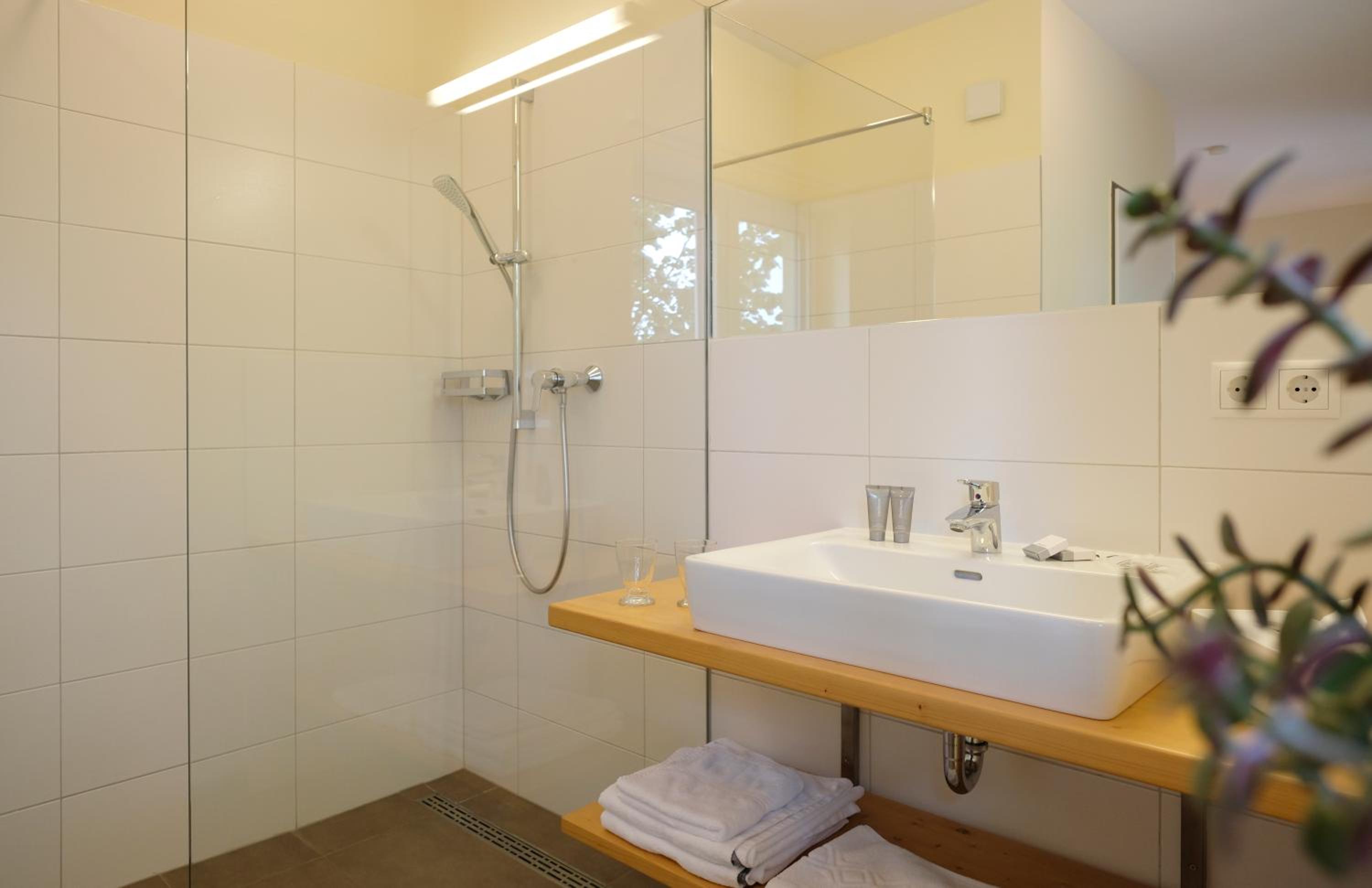Standard Double Room - Photo 11