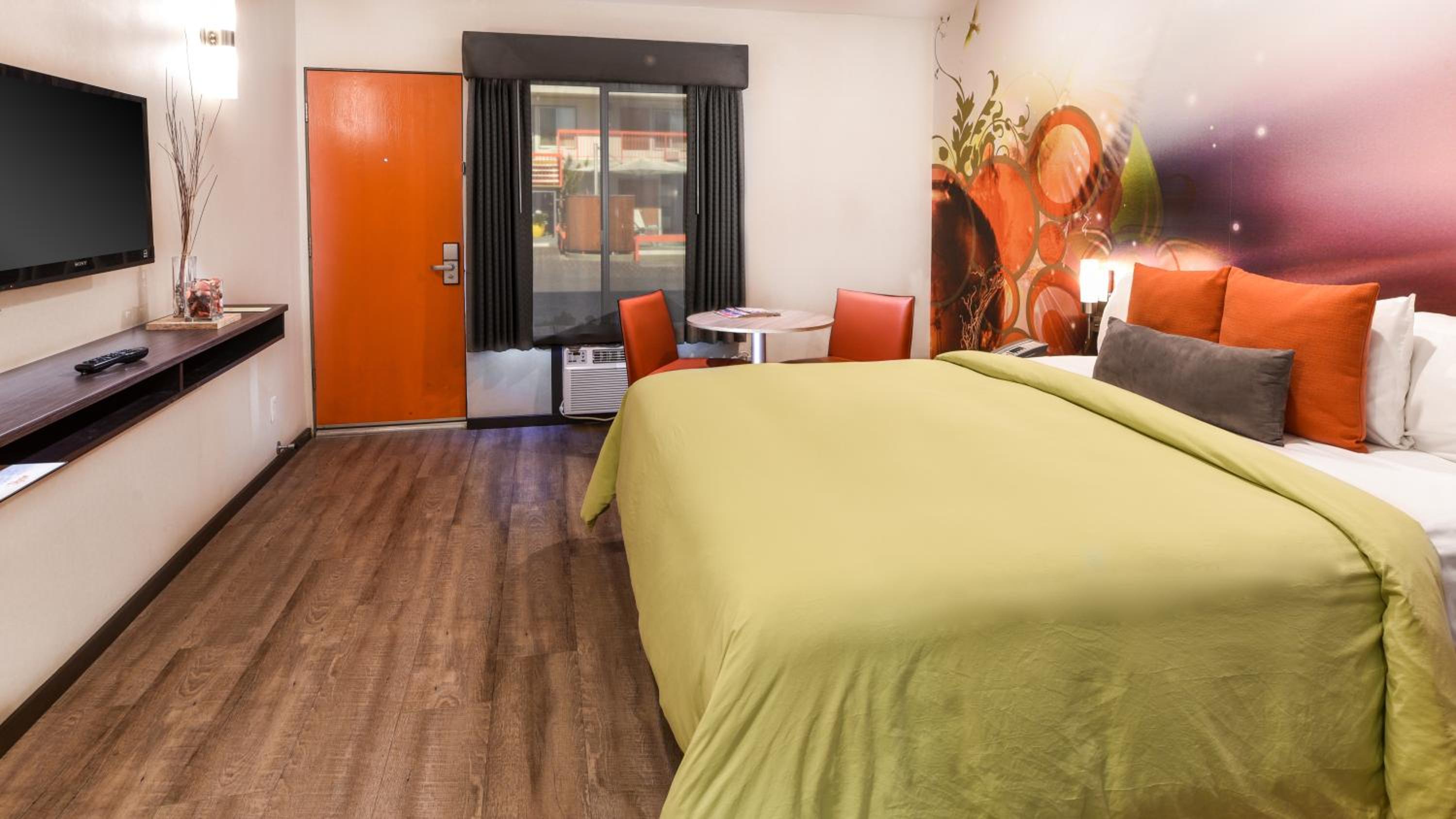 Standard King Room - Photo 13