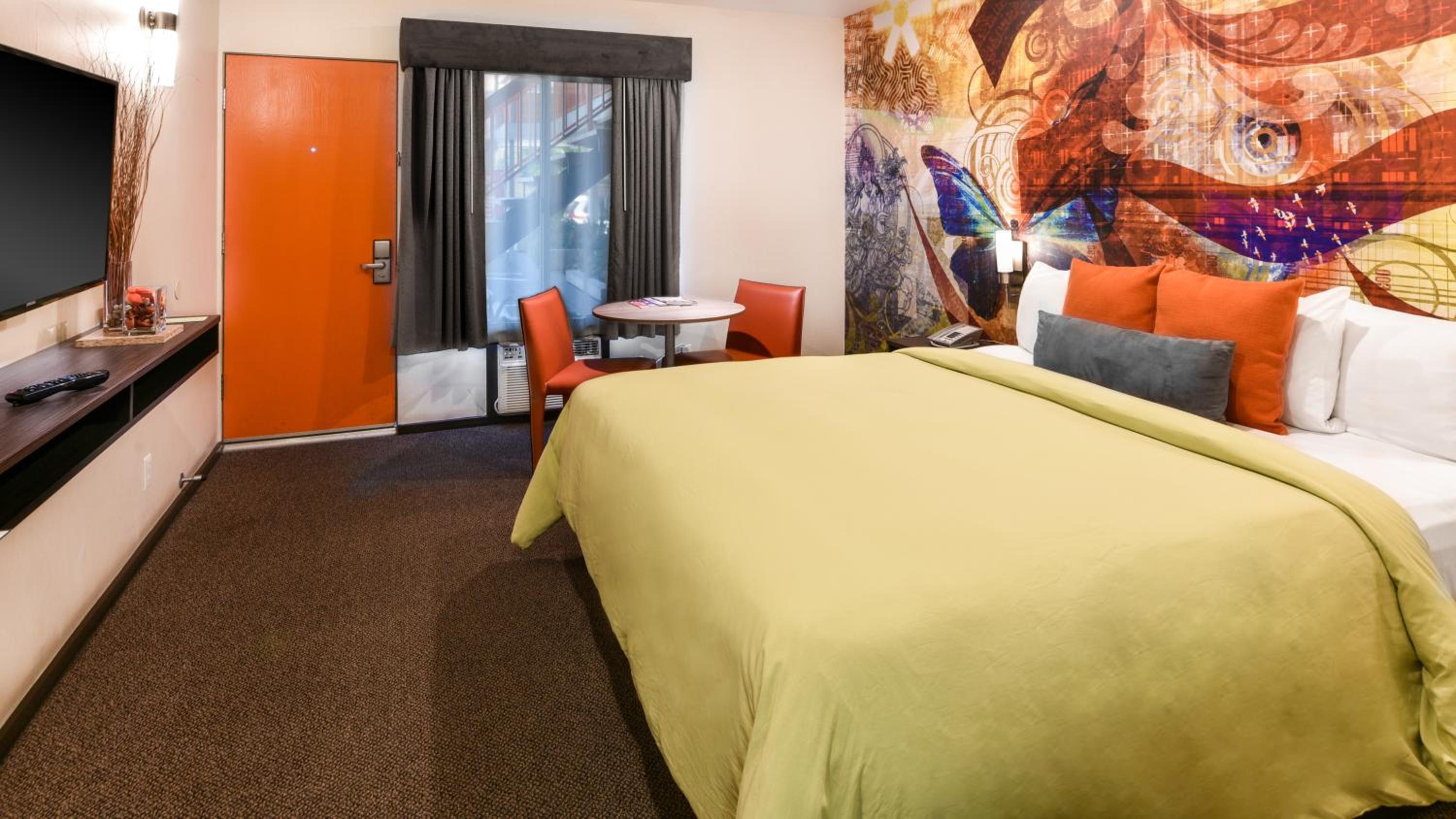 Standard King Room - Photo 12