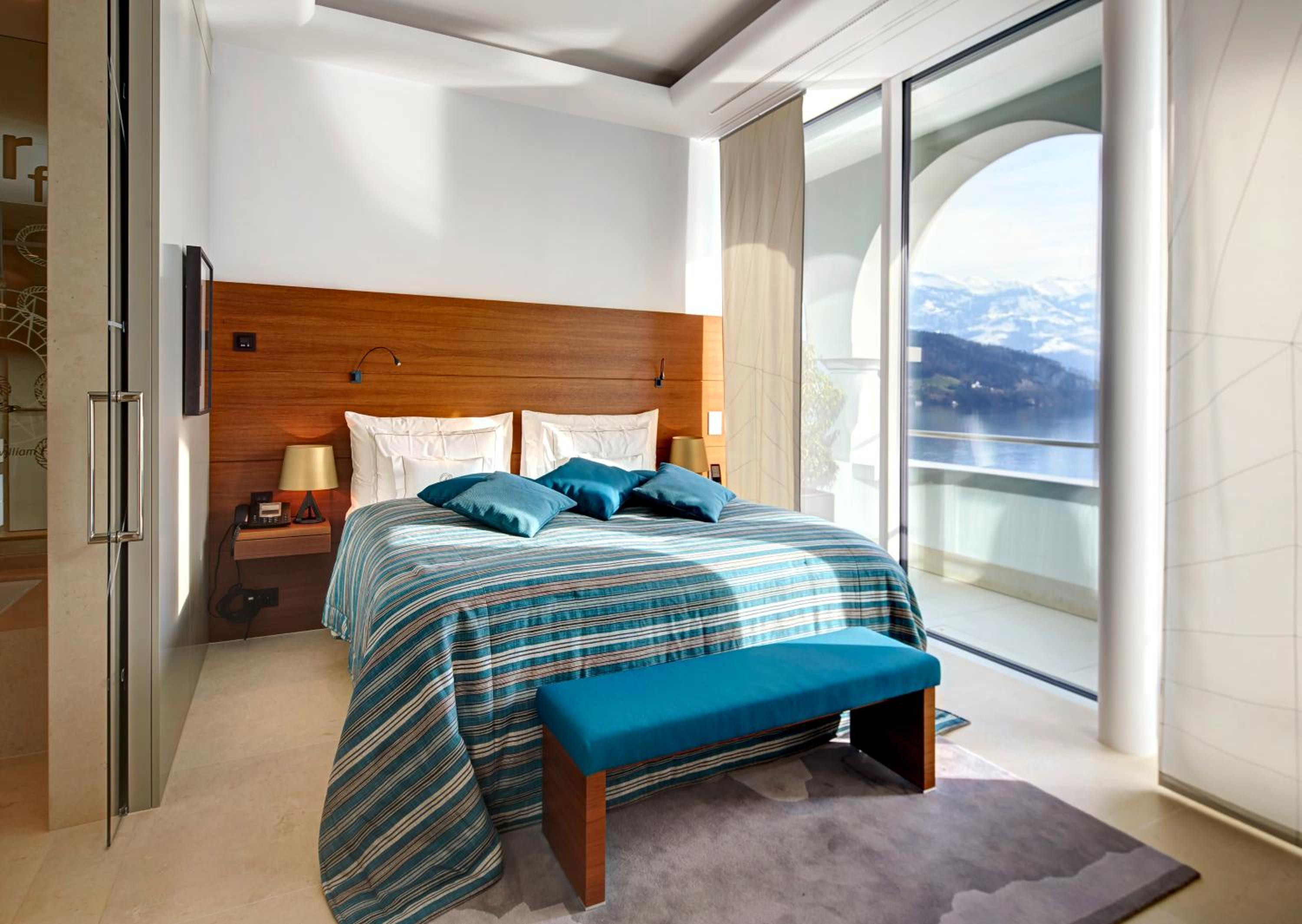 Deluxe Junior Suite with Lake View - Photo 3