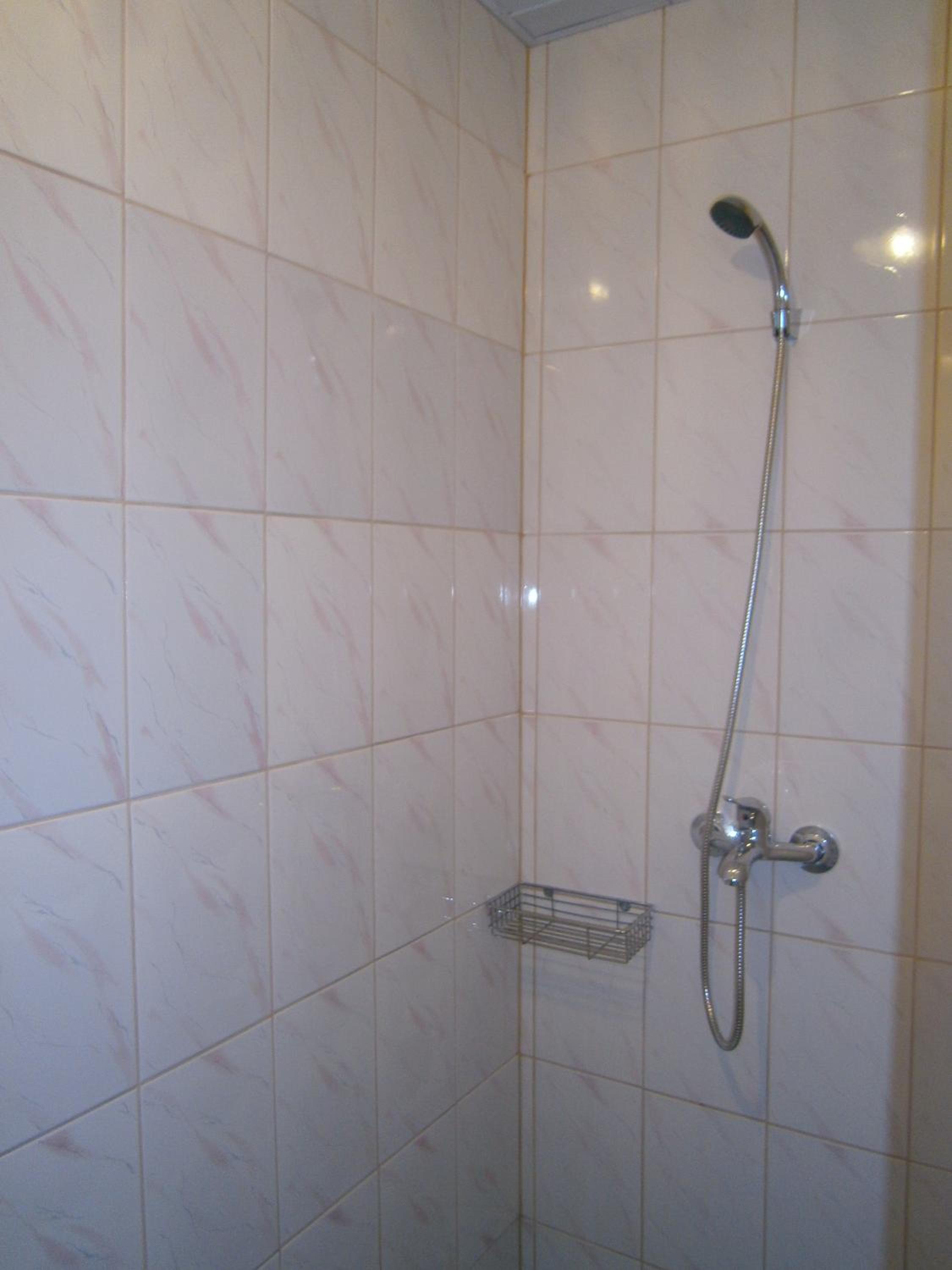 Family Room with Shared Bathroom photo 2