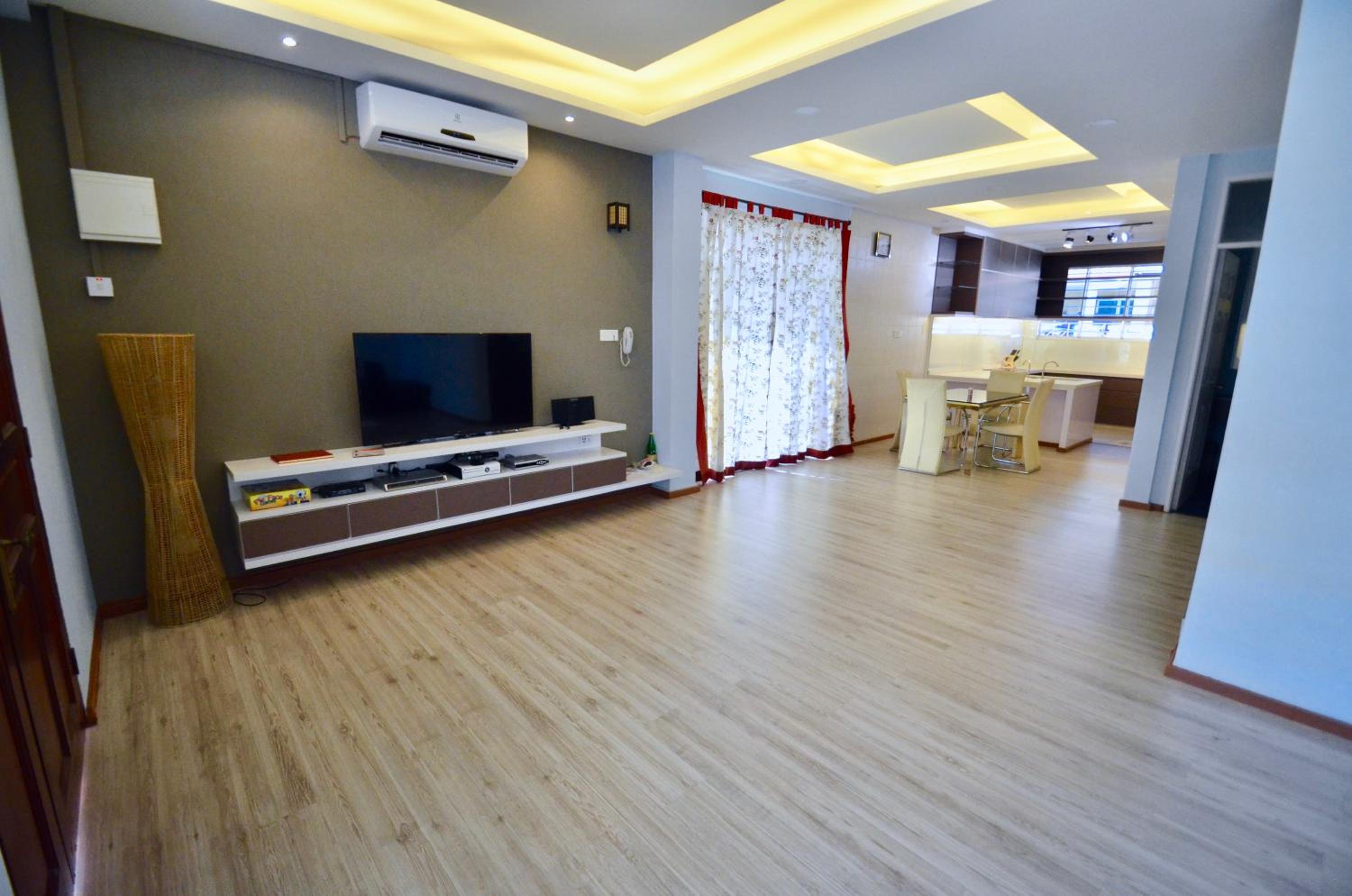 Six-Bedroom House photo 1