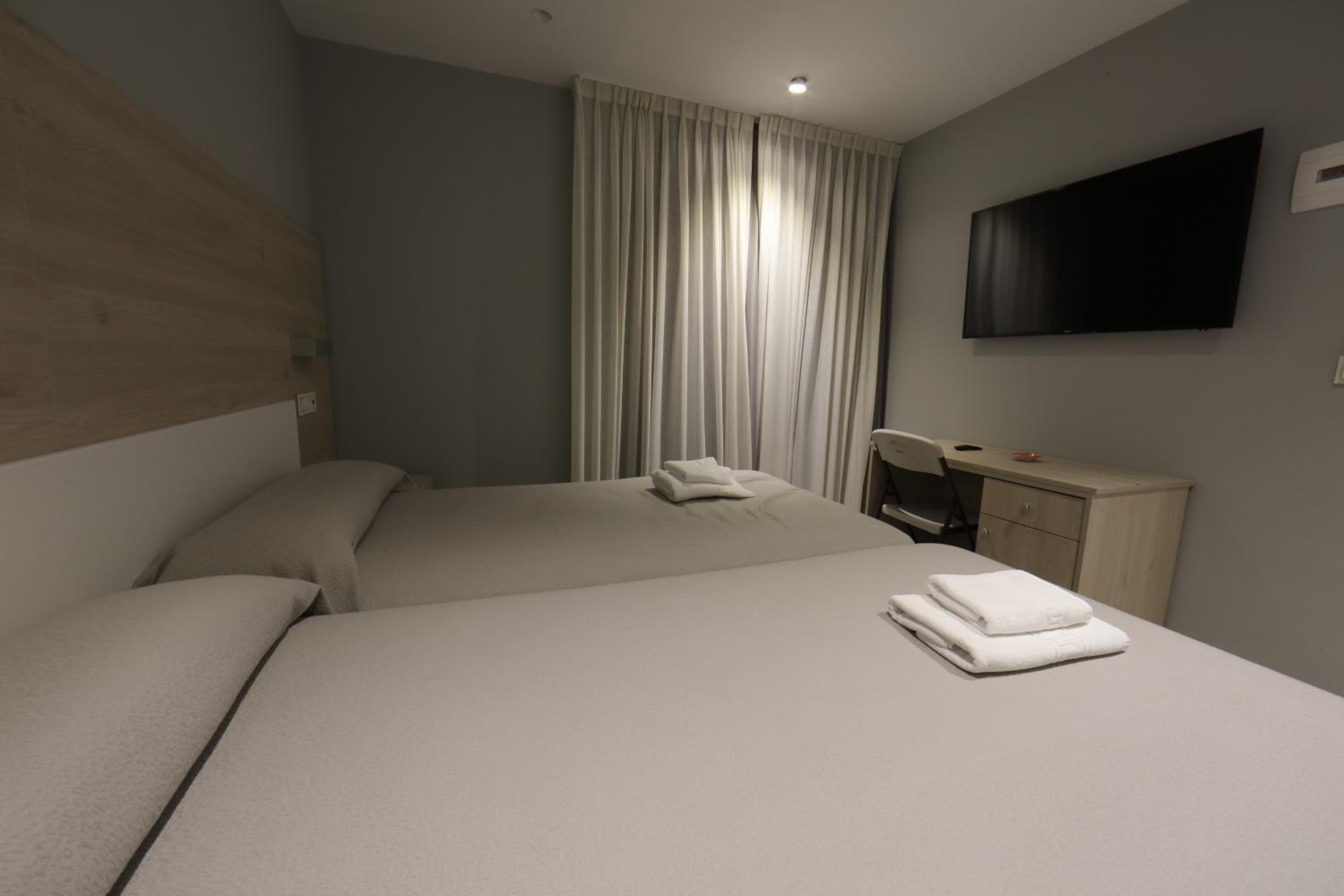 Twin Room - Photo 8